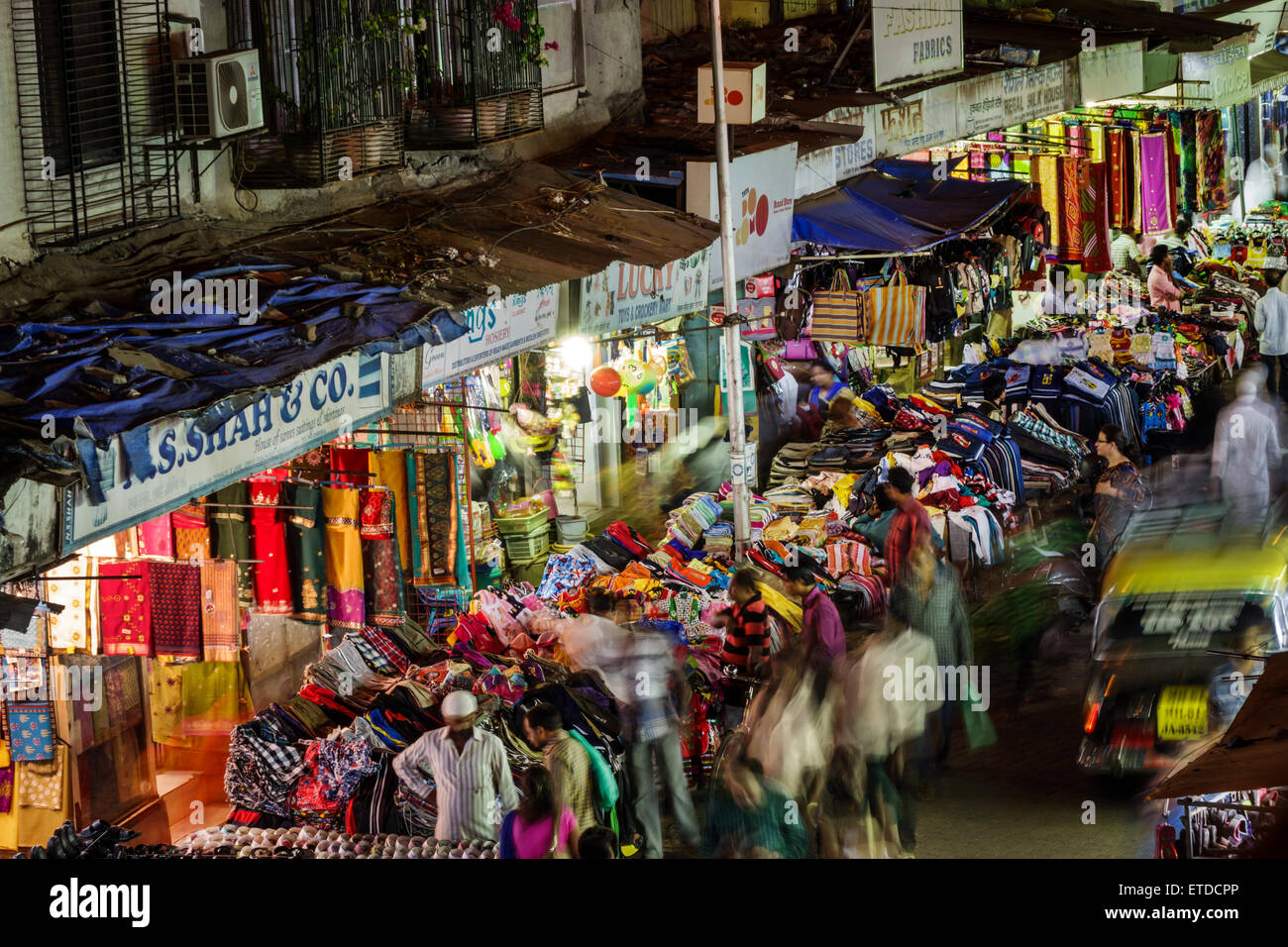 Mumbai India, Indian Asian, Grant Road East, Bharat Nagar, P Nagare Lane, notte vita notturna sera dopo il tramonto, shopping shopper shopping negozi mercato ma Foto Stock