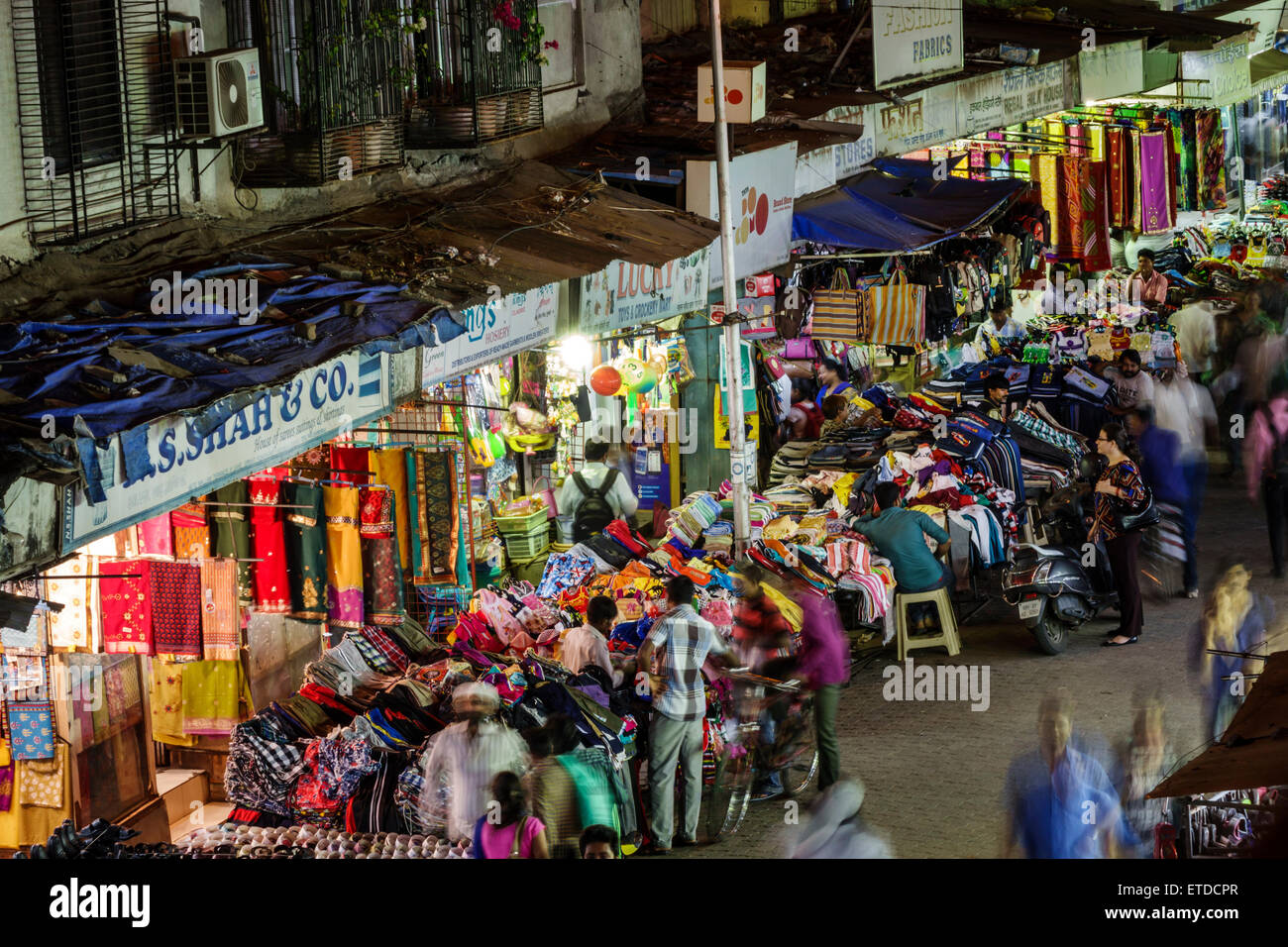 Mumbai India, Grant Road East, Bharat Nagar, P Nagare Lane, notte sera, shopping shopper acquirenti negozio negozi mercati di mercato di acquisto di mercato di vendita, r Foto Stock