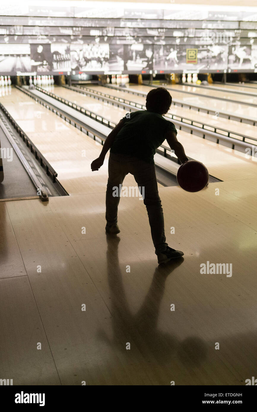 Roma, Italia, 05/12/2015 - Bambini bowling match in Brunswick Bowling Center. Speciale bambini le corsie sono state utilizzate per questa partita Foto Stock