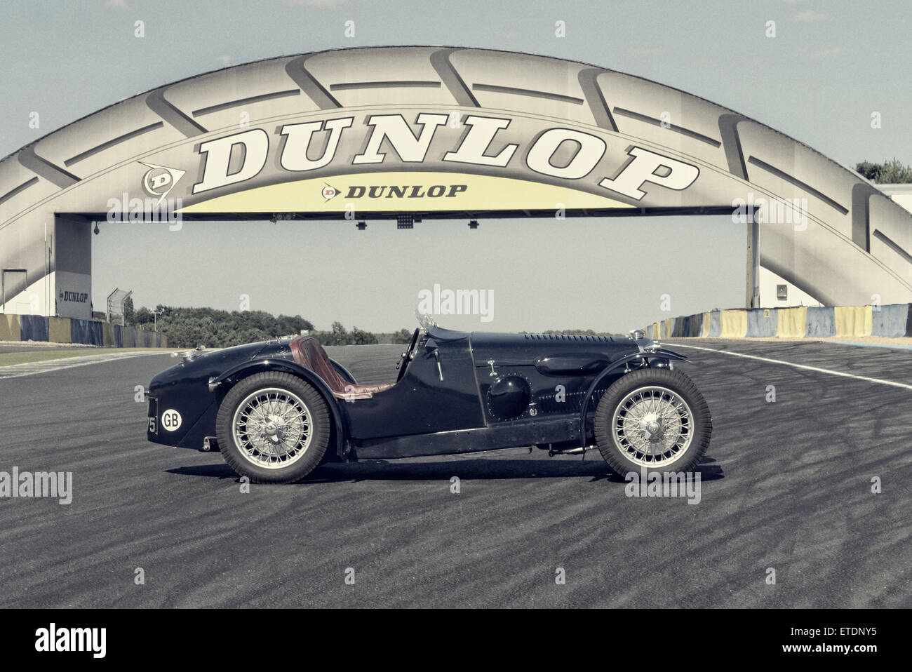 1934 Riley Ulster Imp sotto il ponte Dunlop a Le Mans 24 ore di gara il circuito di Le Mans in Francia Foto Stock