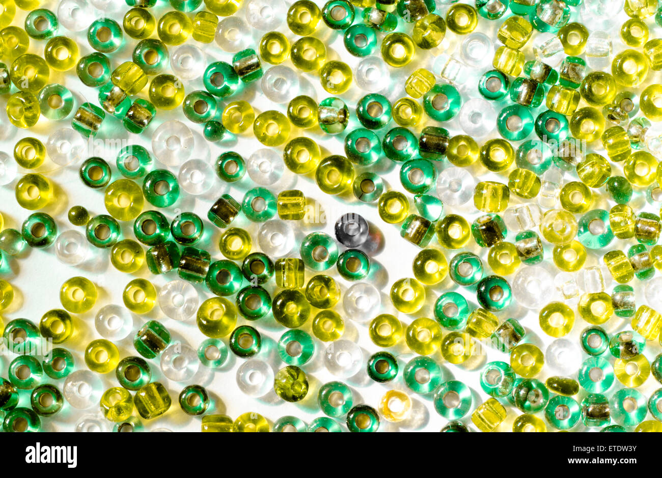 Gruppo di perle di vetro su sfondo bianco Foto Stock