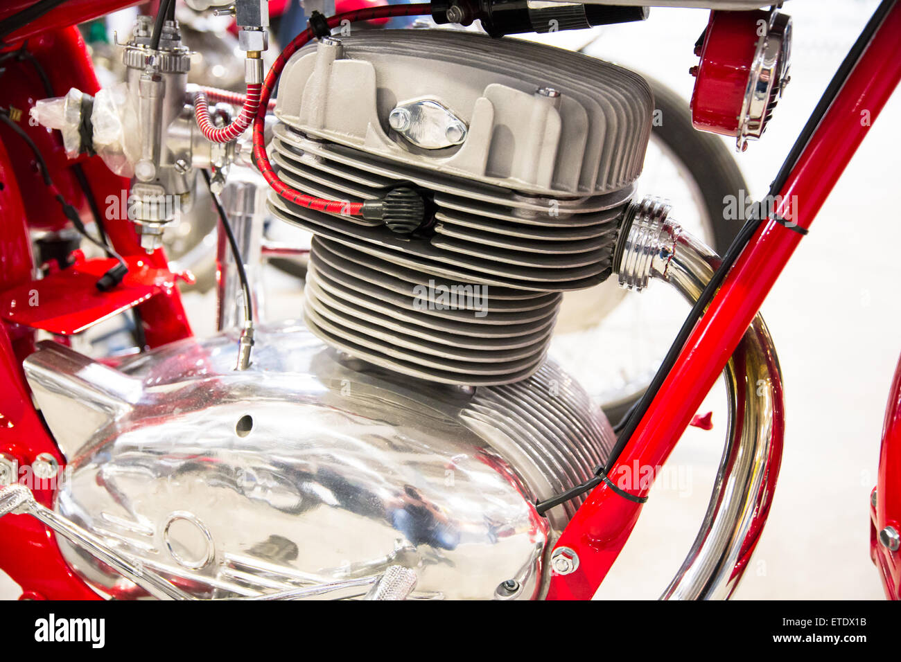 Dettaglio della testa del motore di un rosso moto d'epoca Foto Stock
