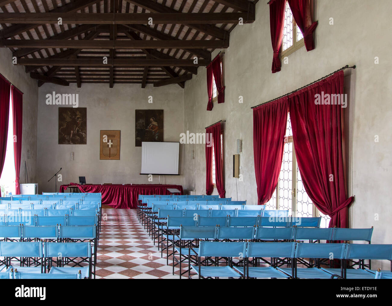 VICENZA, Italia - 13 Maggio: sala conferenza con tela sedie blu e tende rosse, all'interno di Villa Cordellina Lombardi a Vicenza o Foto Stock