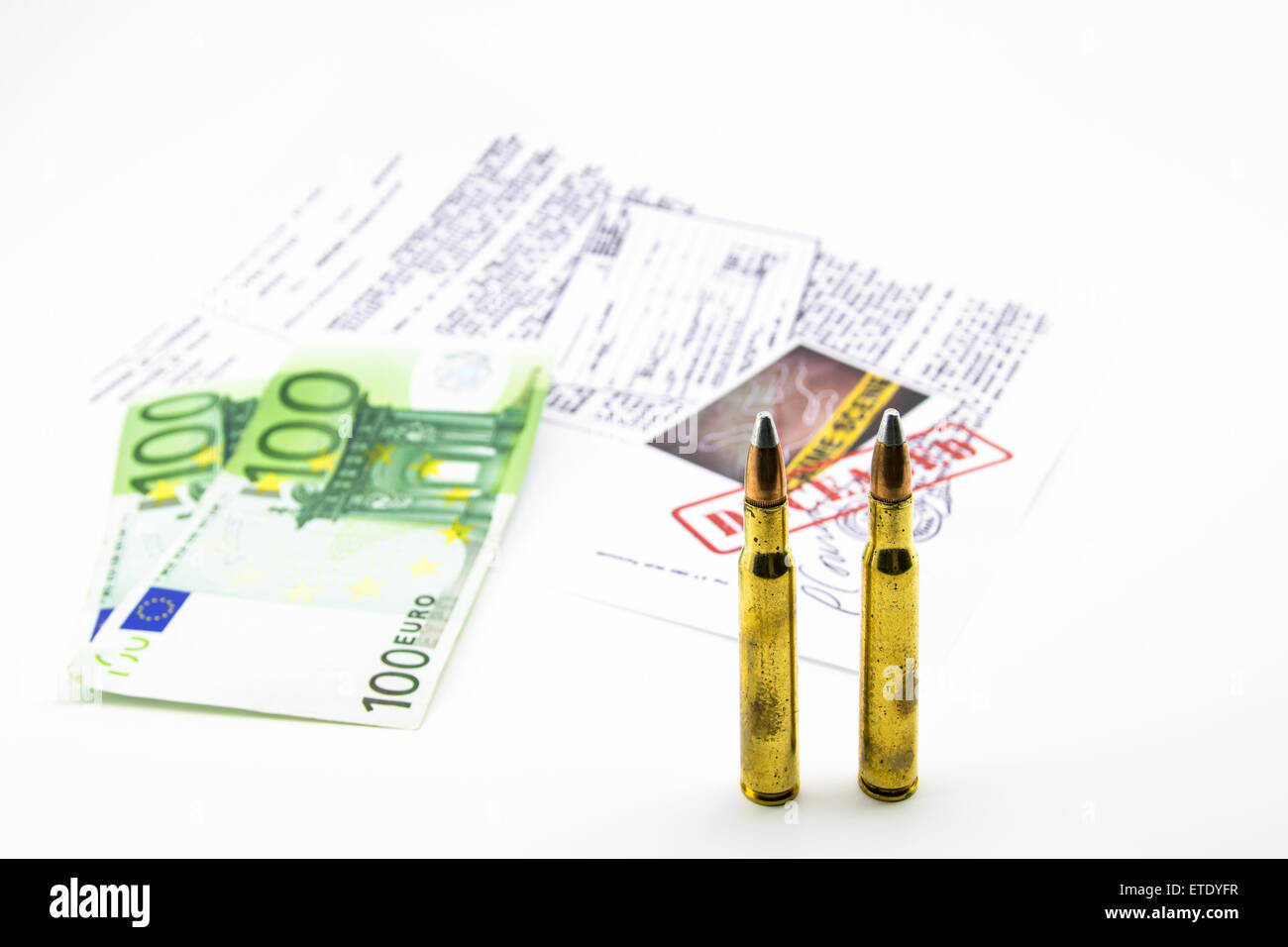 Composizione con proiettili, denaro e documenti dell'inchiesta Foto Stock