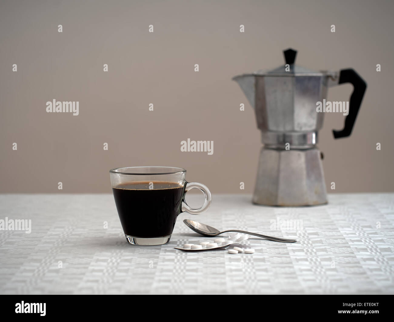 Lonely misera colazione - caffè e aspirina. Depressione forse Foto stock -  Alamy