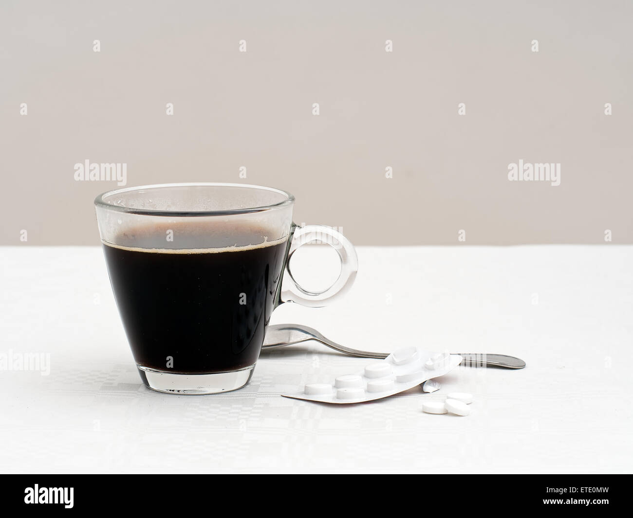 I postumi della sbornia mattina. Nero caffè e aspirina. Foto Stock