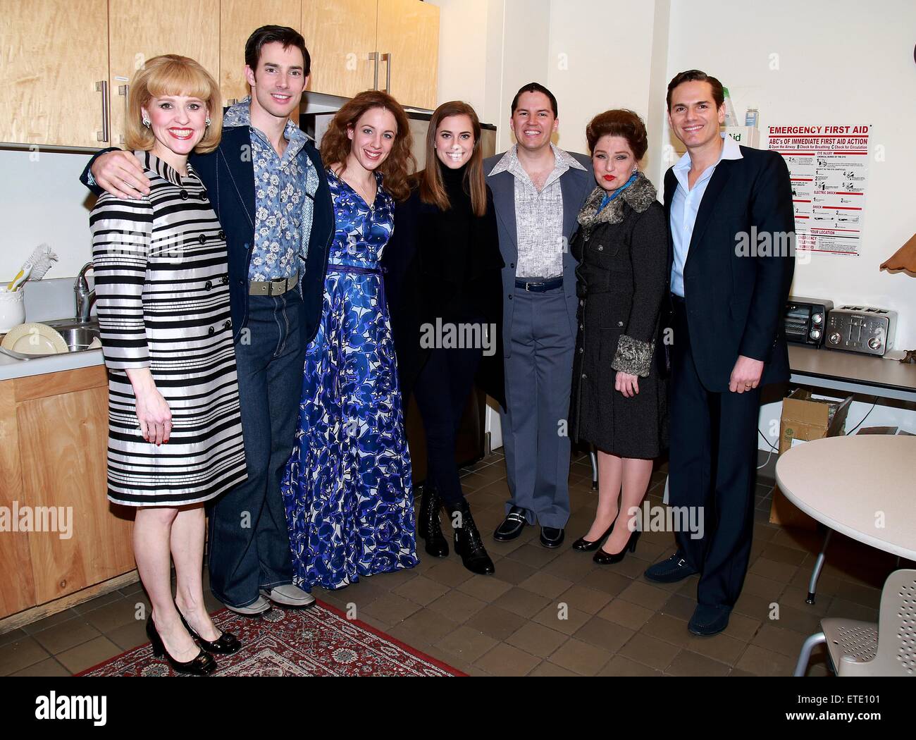 Ragazze e Peter Pan Live! L'attrice Allison Williams visiti il cast di bella: La Carole King Musical dietro le quinte Stephen Sondheim Theatre. Dotato di: Anika Larsen, Scott J. Campbell, Jessie Mueller, Allison Williams, Kevin Duda, Liz Larsen, Paul Anthony Stewart dove: New York New York, Stati Uniti quando: 28 Gen 2015 Credit: Giuseppe Marzullo/WENN.com Foto Stock