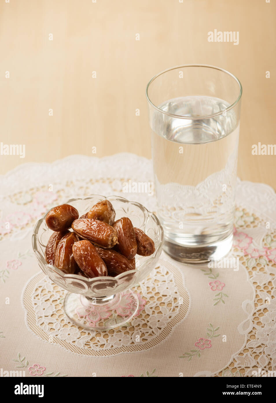 Un bicchiere di acqua potabile e la data dei frutti - un alimento che viene consumato prima della rottura veloce durante il sacro mese del Ramadan. Foto Stock