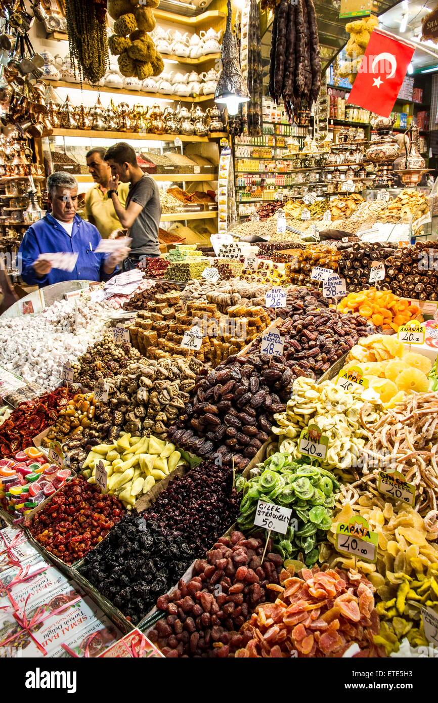 Il Bazar delle Spezie, situato nel distretto di Eminönü di Istanbul e la Turchia è uno dei più grandi bazars nella città. Foto Stock
