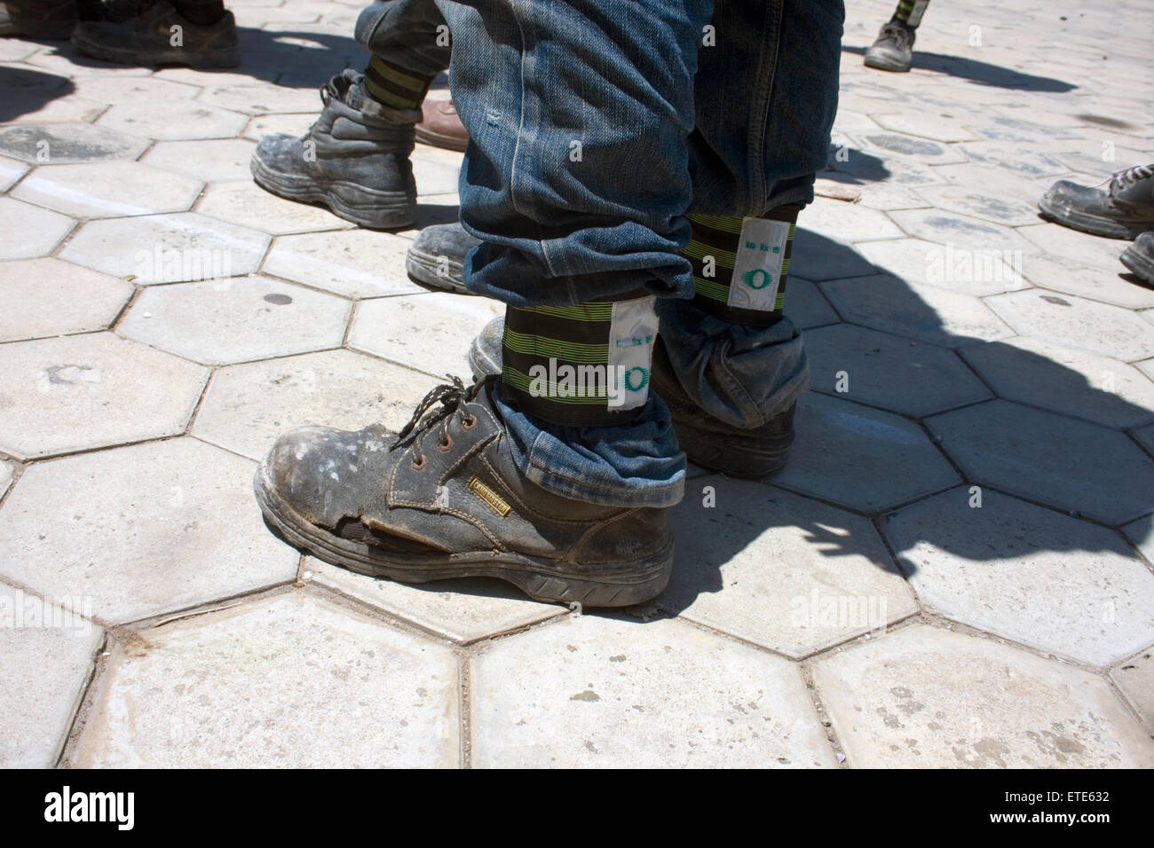 Un lavoratore edile indossa le scarpe per accrescere la sicurezza in un cantiere in Phnom Penh Cambogia. Foto Stock