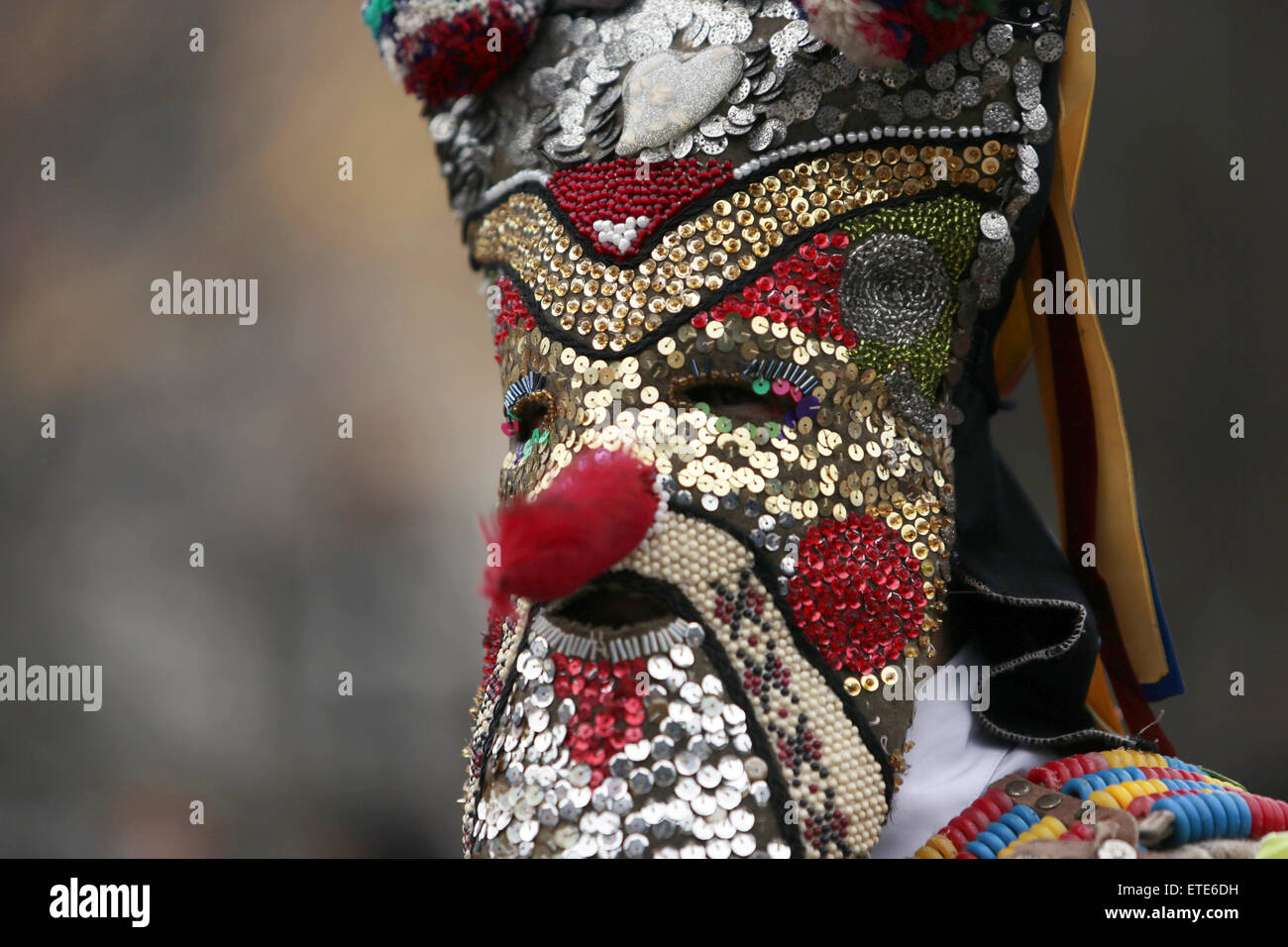 Kukeri bulgari ballerini indossano maschere durante il ventiquattresimo 'Surva " Festival Internazionale di Masquerade giochi nella città di Pernik, a ovest della capitale Sofia. 5 mila persone prenderanno parte ai tre giorni del festival dedicato a un antico bulgaro rito pagano. Surva è eseguita da uomini in costume, adornate in pelo di animali e colorati di indumenti, campane e spaventose maschere, che cammina intorno e danza per spaventare gli spiriti malvagi, fornendo così un buon raccolto, salute, fertilità e felicità durante l'anno. Dotato di: atmosfera dove: Pernik, Bulgaria quando: 31 Gen 2015 Credit: Impatto Premere Gruppo/WENN.com Foto Stock