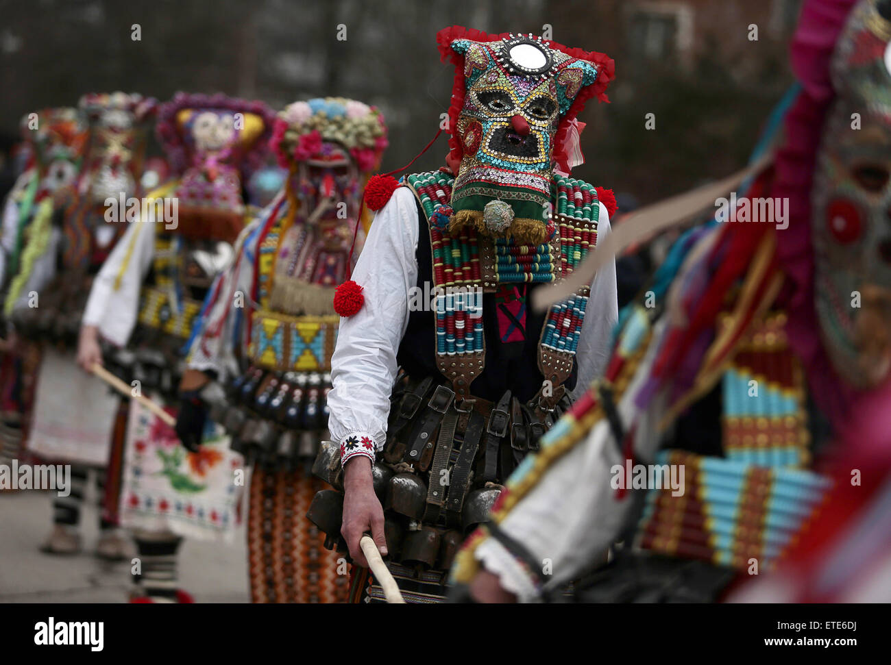 Kukeri bulgari ballerini indossano maschere durante il ventiquattresimo 'Surva " Festival Internazionale di Masquerade giochi nella città di Pernik, a ovest della capitale Sofia. 5 mila persone prenderanno parte ai tre giorni del festival dedicato a un antico bulgaro rito pagano. Surva è eseguita da uomini in costume, adornate in pelo di animali e colorati di indumenti, campane e spaventose maschere, che cammina intorno e danza per spaventare gli spiriti malvagi, fornendo così un buon raccolto, salute, fertilità e felicità durante l'anno. Dotato di: atmosfera dove: Pernik, Bulgaria quando: 31 Gen 2015 Credit: Impatto Premere Gruppo/WENN.com Foto Stock