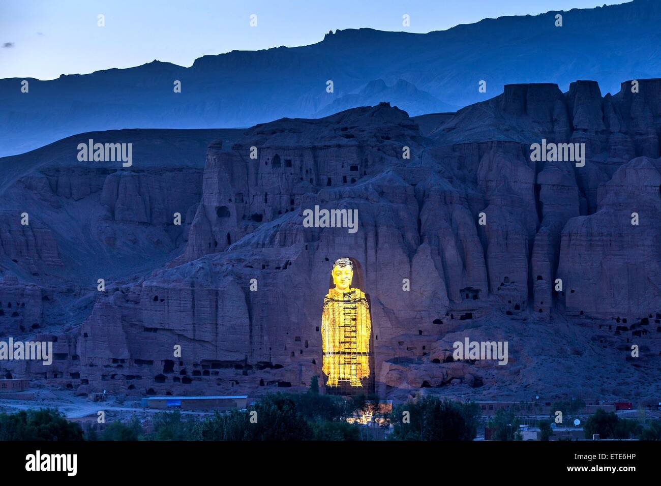 A Kabul, Afghanistan. Il 7 giugno, 2015. Foto scattata il 7 giugno 2015 mostra la proiezione del Buddha di Bamyan nella provincia di Mazar-i-Sharif, Afghanistan centrale. Un giovane cinese Zhang Xinyu e Liang Hong, proiettata con successo l'immagine del Buddha più alto nella valle di Bamyan del 6 e 7 giugno utilizzando le ultime reliquie culturali-friendly tecnologia, suscitare il tifo da parte della popolazione locale. I due Bamyan Buddha sono stati bombardati e fracassato al suolo dai talebani nel 2001 nonostante gli appelli della comunità internazionale. © Zhang Xinyu/Xinhua/Alamy Live News Foto Stock