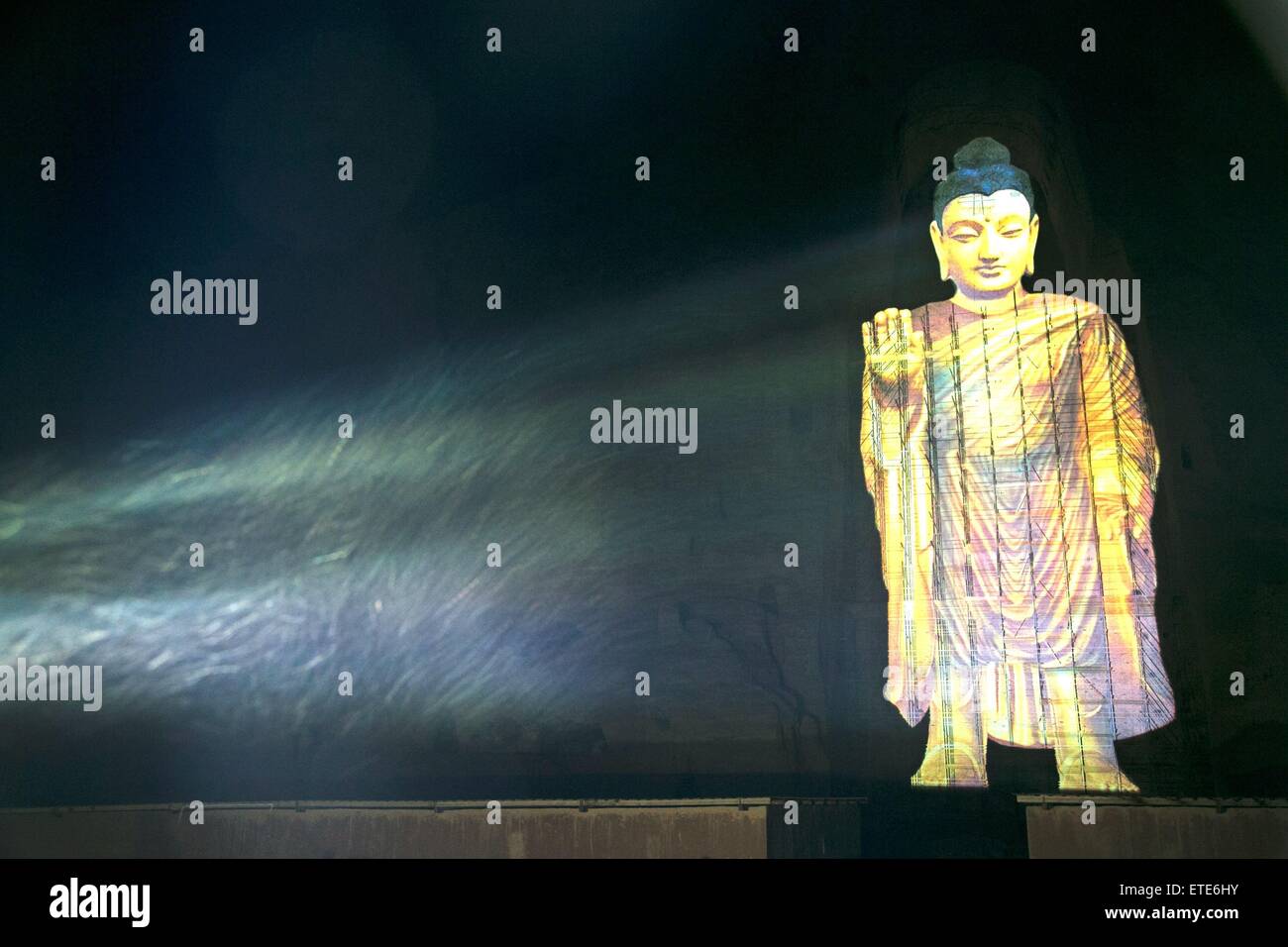 A Kabul, Afghanistan. Il 7 giugno, 2015. Foto scattata il 7 giugno 2015 mostra la proiezione del Buddha di Bamyan nella provincia di Mazar-i-Sharif, Afghanistan centrale. Un giovane cinese Zhang Xinyu e Liang Hong, proiettata con successo l'immagine del Buddha più alto nella valle di Bamyan del 6 e 7 giugno utilizzando le ultime reliquie culturali-friendly tecnologia, suscitare il tifo da parte della popolazione locale. I due Bamyan Buddha sono stati bombardati e fracassato al suolo dai talebani nel 2001 nonostante gli appelli della comunità internazionale. © Zhang Xinyu/Xinhua/Alamy Live News Foto Stock