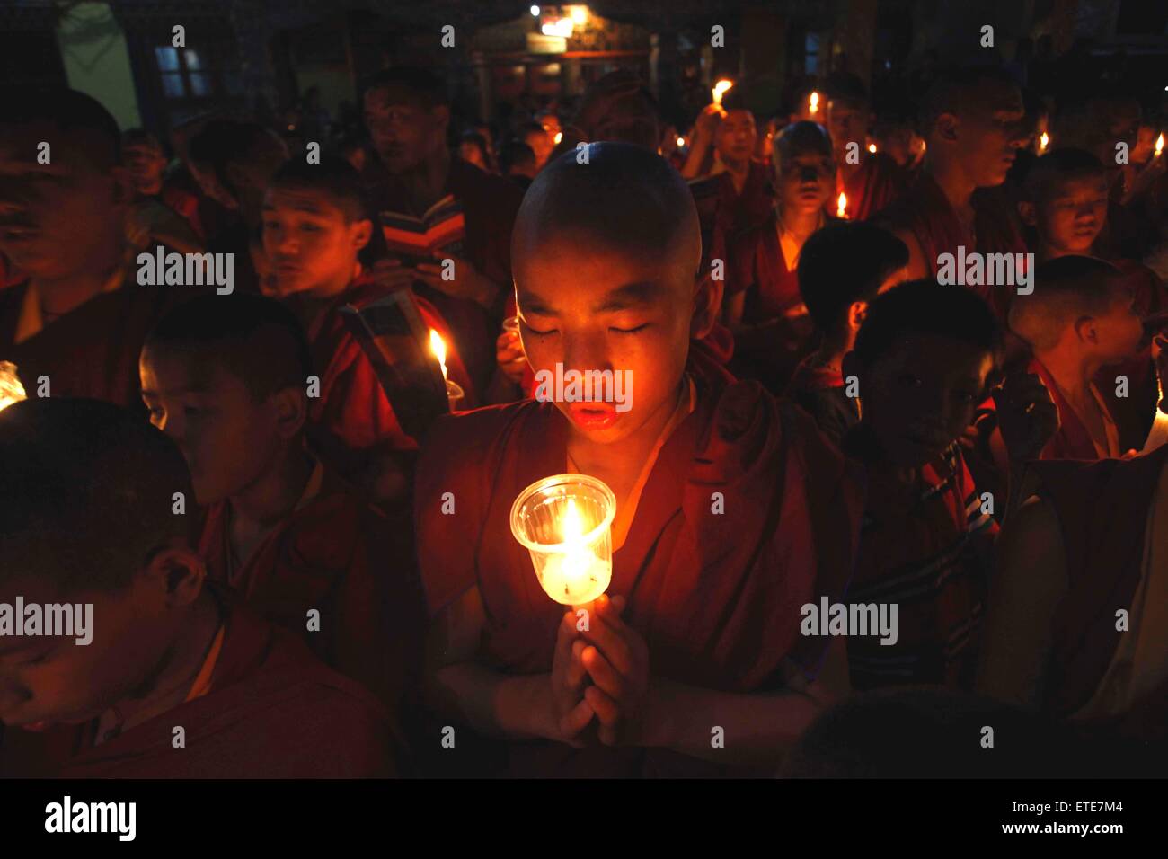 Kathmandu, Nepal. 12 Giugno, 2015. Nepalese monaci buddisti partecipare ad un lume di candela veglia e offrire preghiere per memorizzare le vittime del terremoto a Bouddhanath Stupa di Kathmandu, Nepal, il 12 giugno 2015. © Pratap Thapa/Xinhua/Alamy Live News Foto Stock