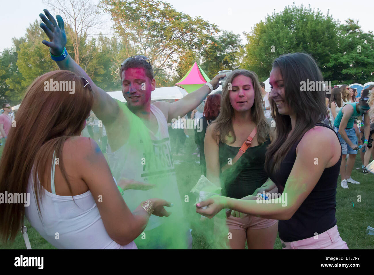 Budapest. 12 Giugno, 2015. I festaioli colore i propri colleghi che prendono parte a una Holi color party in Budapest, Ungheria il 12 giugno 2015. © Attila Volgyi/Xinhua/Alamy Live News Foto Stock Budapest. 12 Giugno, 2015. I festaioli colore i propri colleghi che prendono parte a una Holi color party in Budapest, Ungheria il 12 giugno 2015. © Attila Volgyi/Xinhua/Alamy Live News Foto Stock