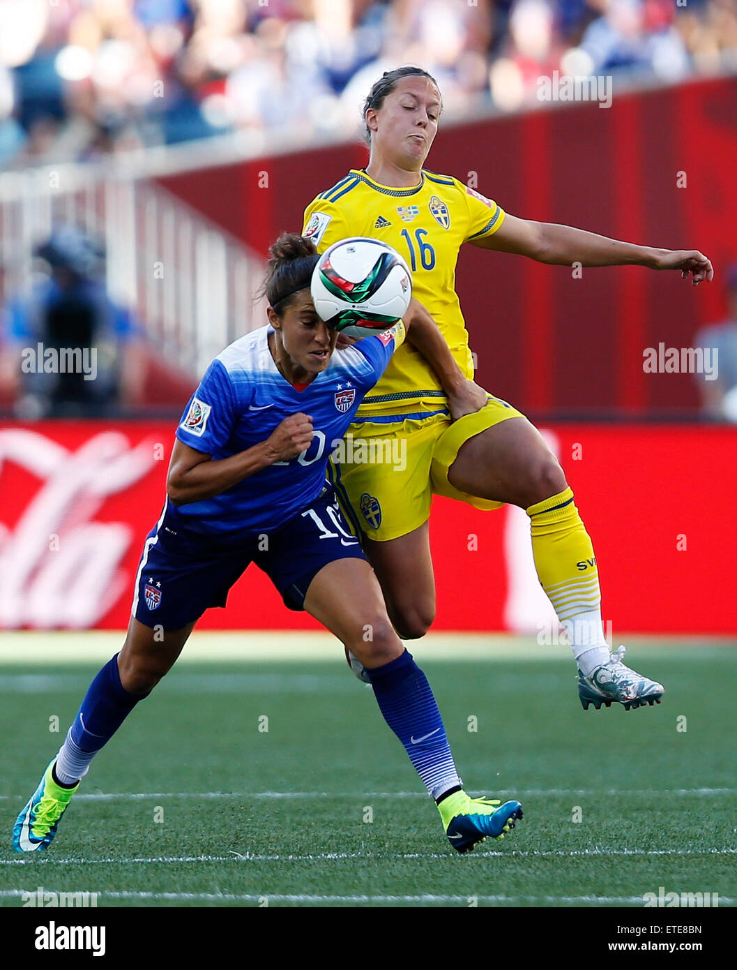 Winnipeg, Canada. 12 Giugno, 2015. Julie Johnston (L) degli Stati Uniti il sistema VIES con Sofia Jakobsson di Svezia durante il loro gruppo D corrispondono a Winnipeg Stadium di Winnipeg, Canada il 12 giugno 2015. ) Credito: Xinhua/Alamy Live News Foto Stock