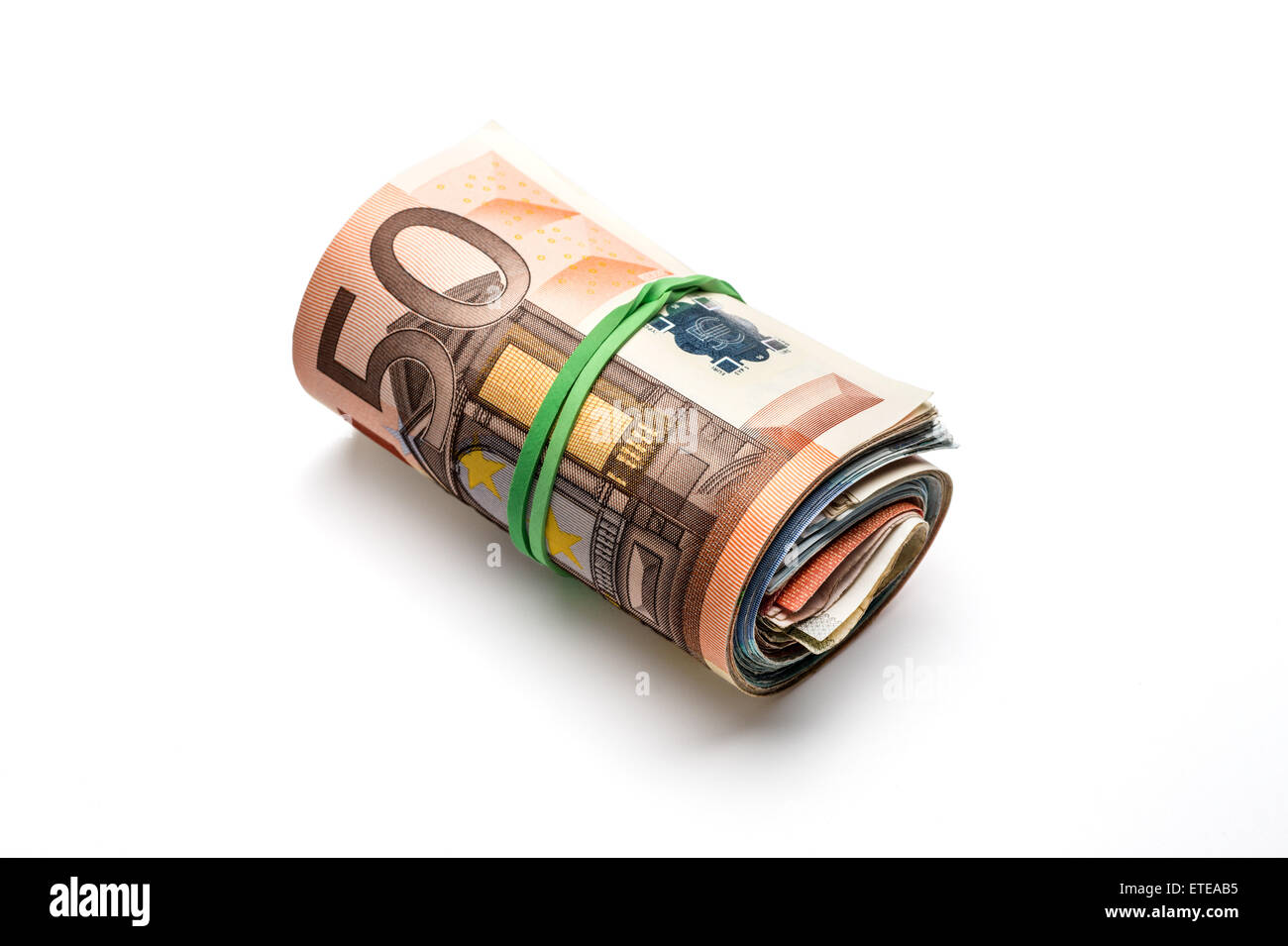 Euro Bills rotolo di varie confessioni. Isolato su bianco Foto Stock