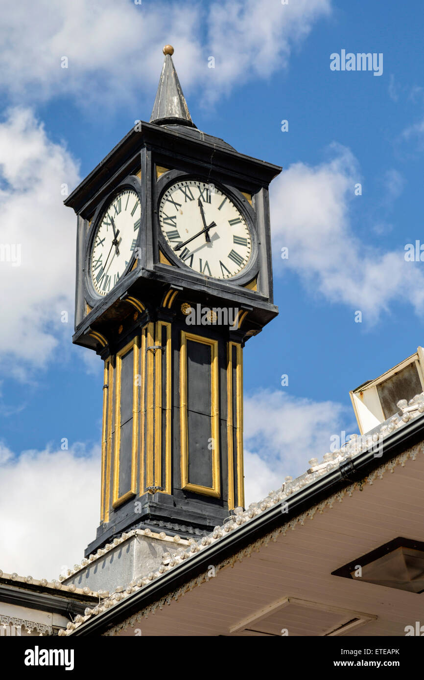 Torre dell Orologio all'ingresso del Molo di Brighton e in una giornata di sole in primavera, Brighton East Sussex, Inghilterra, Regno Unito. Foto Stock