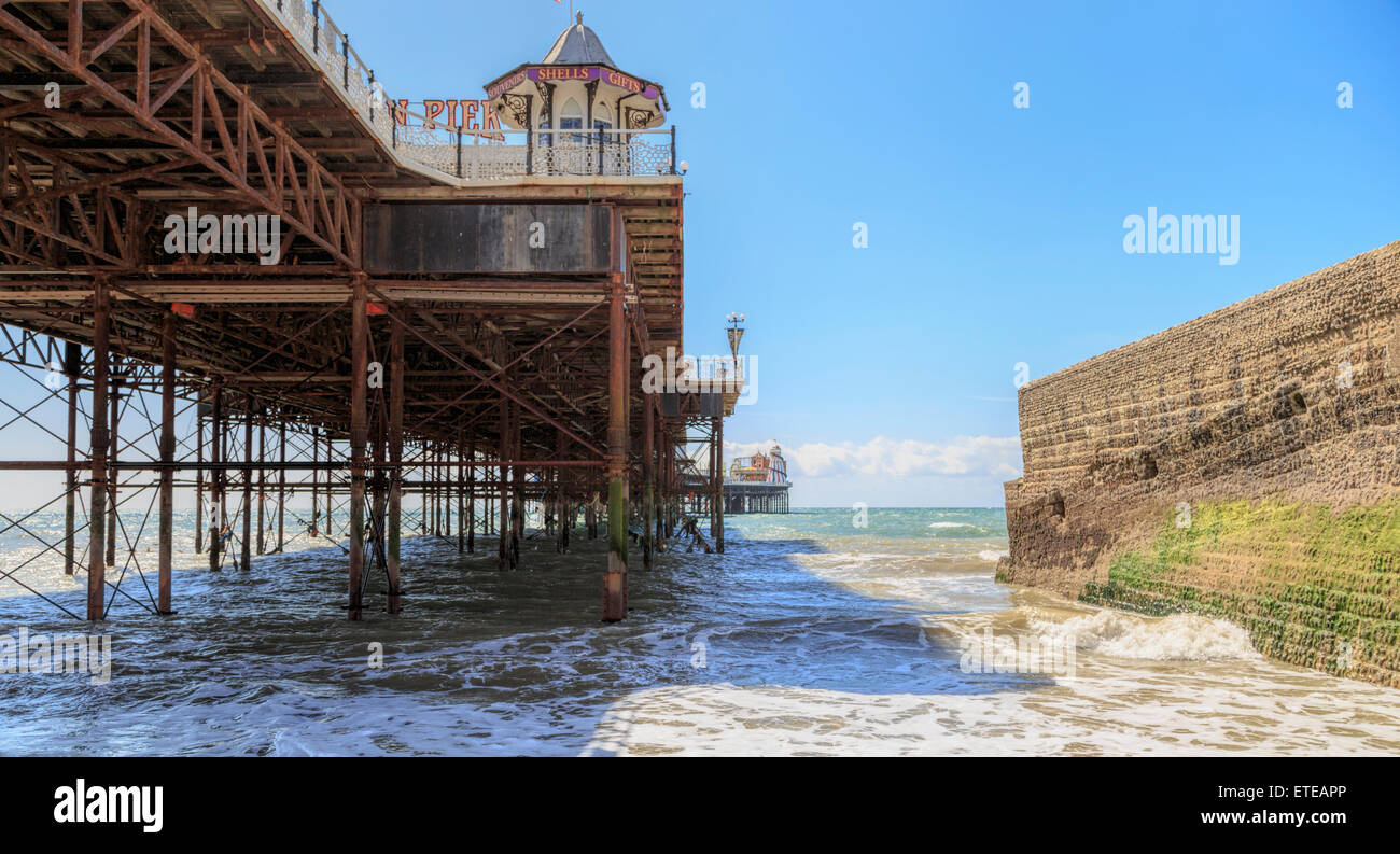 Visualizzare sotto Brighton Palazzo Marino e il molo, o o.k.a. Palace Pier, un piacere dal molo di Brighton, East Sussex, Inghilterra, Regno Unito. Foto Stock