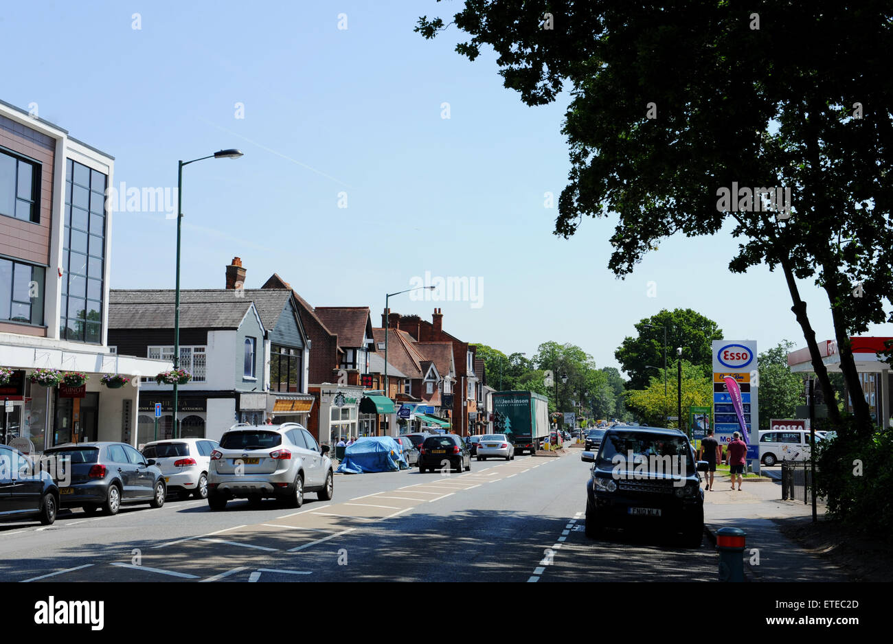 Ascot Berkshire England Regno Unito - il traffico passa attraverso Ascot High Street Foto Stock