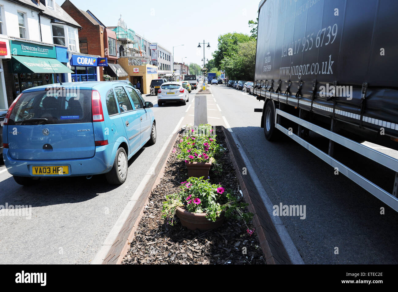 Ascot Berkshire England Regno Unito - il traffico passa attraverso Ascot High Street Foto Stock