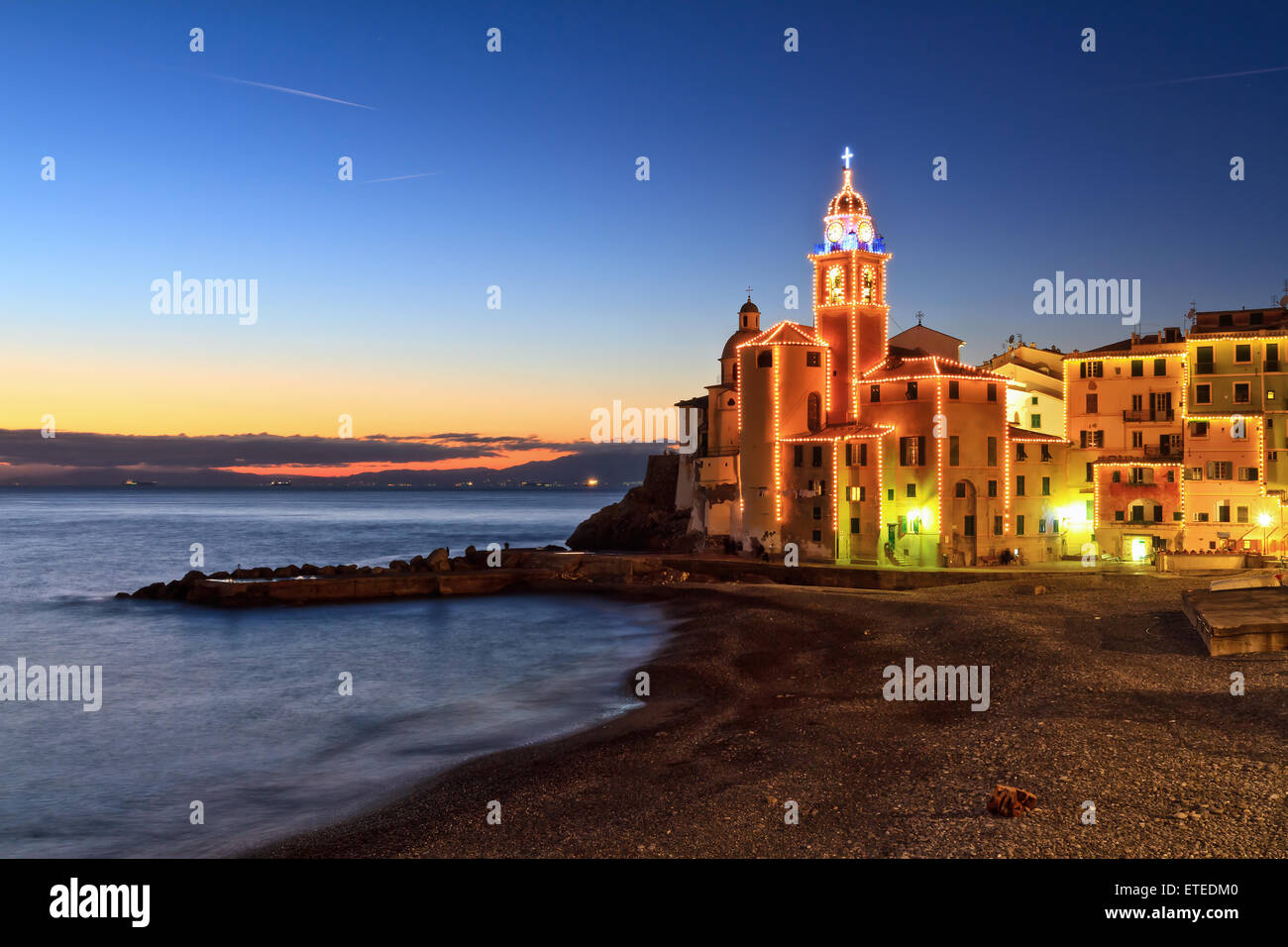 Scena notturna a Camogli, famosa cittadina in Liguria, Italia Foto Stock