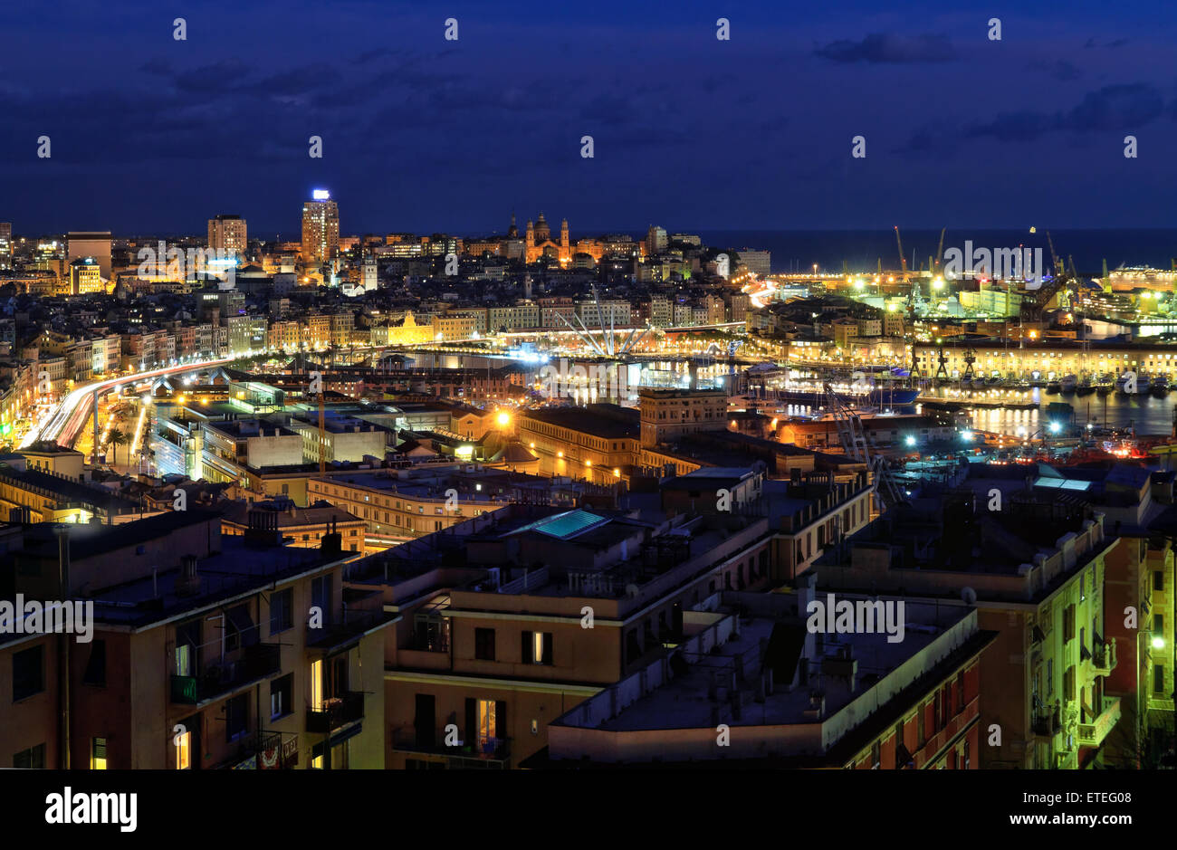Scena notturna con il porto di Genova, liguria, Italy Foto Stock