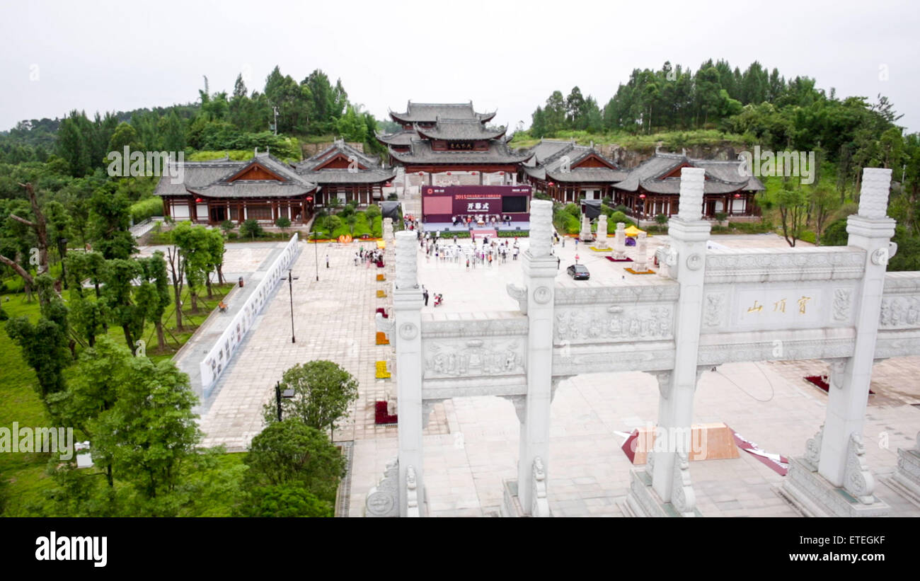 Chongqing. Xiii Giugno, 2015. La foto aerea adottate il 12 giugno 2015 mostra la Dazu incisioni rupestri expo park in Dazu County, a sud-ovest della Cina di Chongqing comune. Il Dazu incisioni rupestri expo park, rinominato da Baoding Rock Carving punto panoramico è stato ufficialmente aperto al pubblico il tredicesimo Cina patrimonio culturale la giornata di sabato. È iniziata a metà del VII secolo, il Dazu Incisioni rupestri sono composte di 75 siti protetti contenenti alcuni 50.000 statue, e sono state elencate come Sito del Patrimonio Mondiale nel 1999. © Xinhua/Alamy Live News Foto Stock