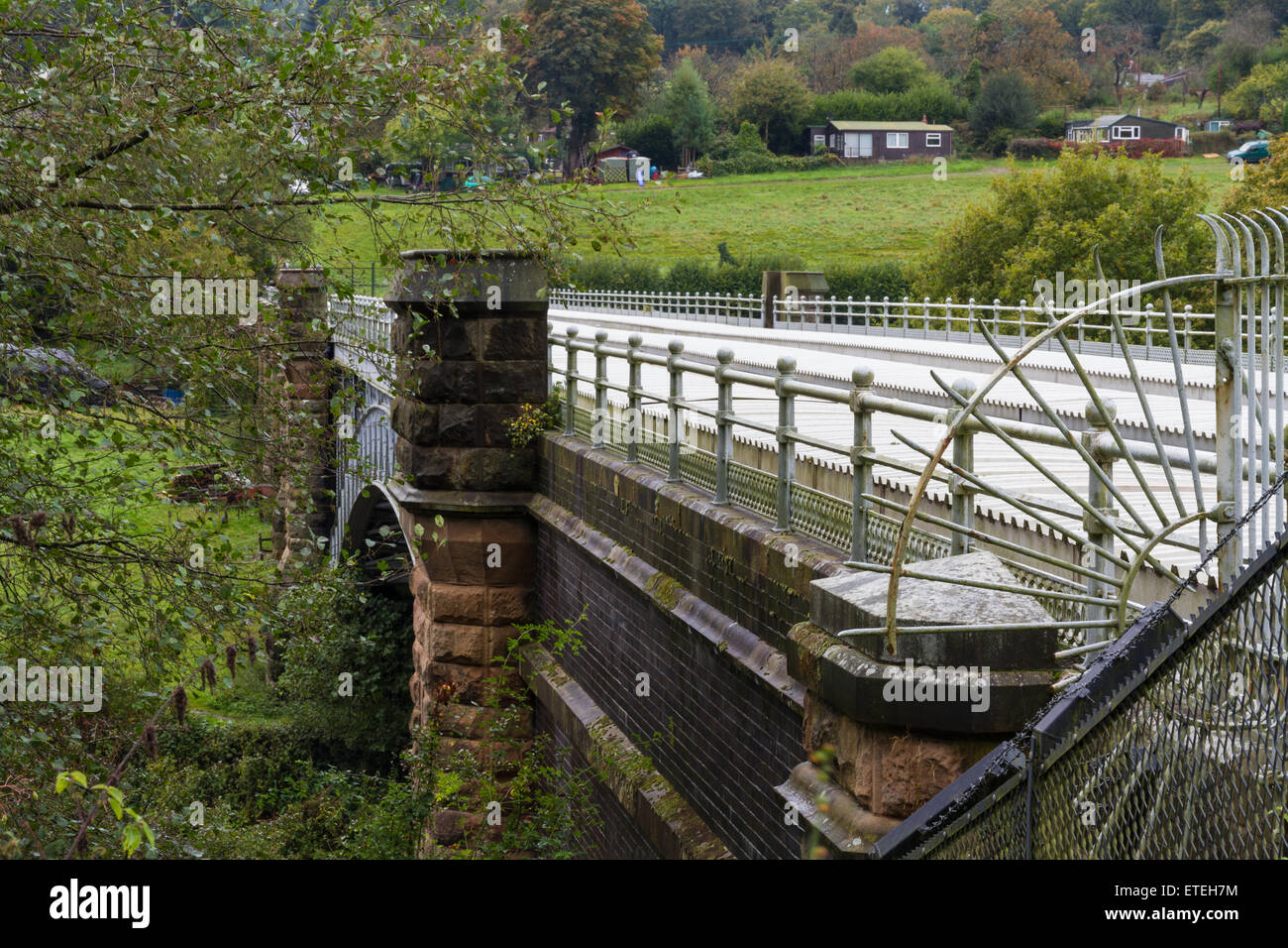 Acquedotto a prendere acqua dal Elan Valley serbatoi, Galles, oltre il fiume Severn a Birmingham. Shropshire, Inghilterra , Regno Foto Stock