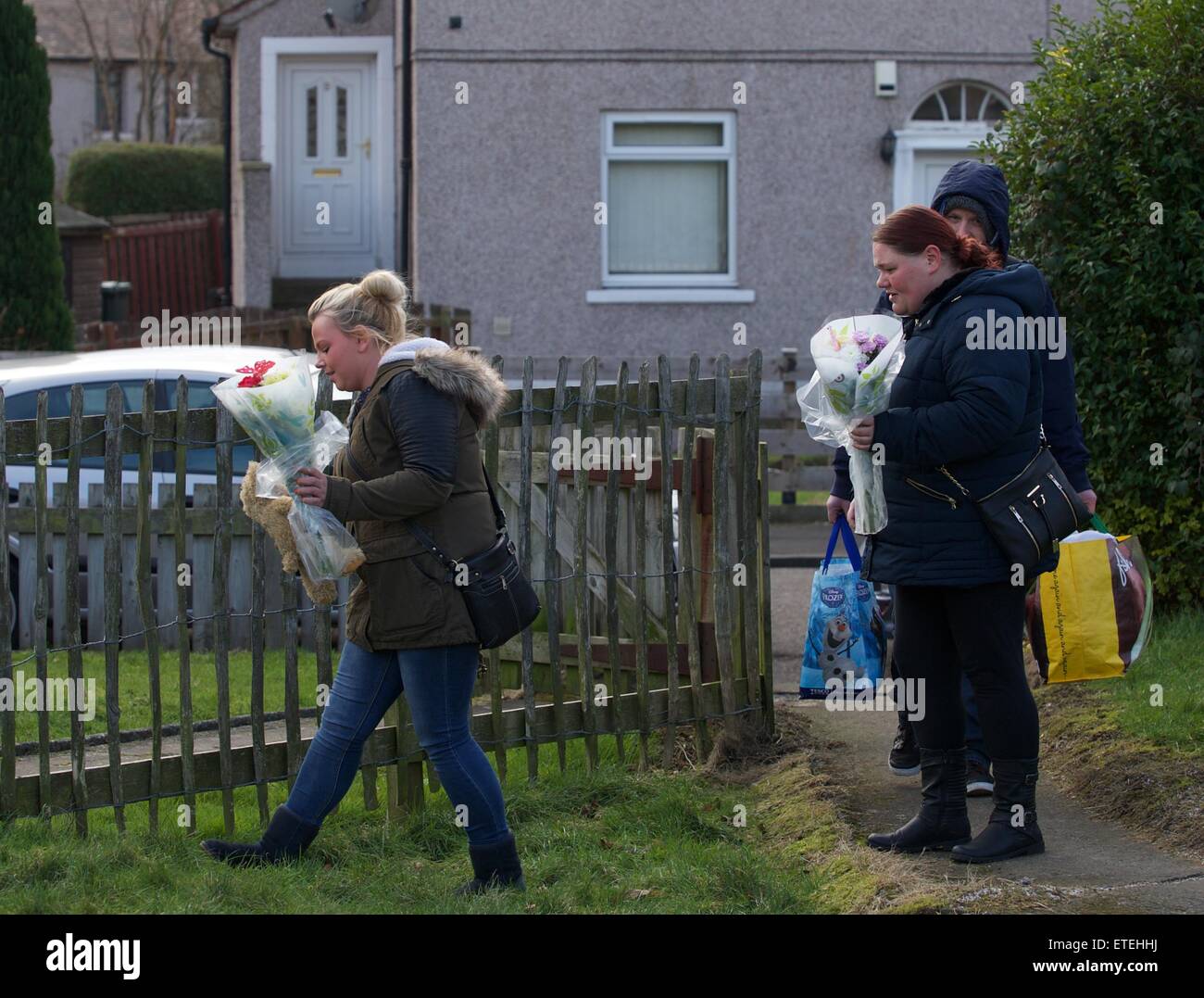 La polizia in Scozia a mantenere una presenza a 22 Parkhead Avenue, Longstone, Edimburgo, dopo un bambino è stato dichiarato morto nelle prime ore della mattina dalla polizia in Scozia. Nella foto è la polizia Scozia forensics frequentando la proprietà a riarsa Avenue di studiare ulteriormente la morte del bambino e i membri del pubblico che stabilisce i fiori al di fuori della casa di Edimburgo. Dotato di: polizia, atmosfera, pubblico, bambino, funzionari di polizia, vista in cui: Edimburgo, Regno Unito quando: 04 Feb 2015 Credit: WENN.com Foto Stock