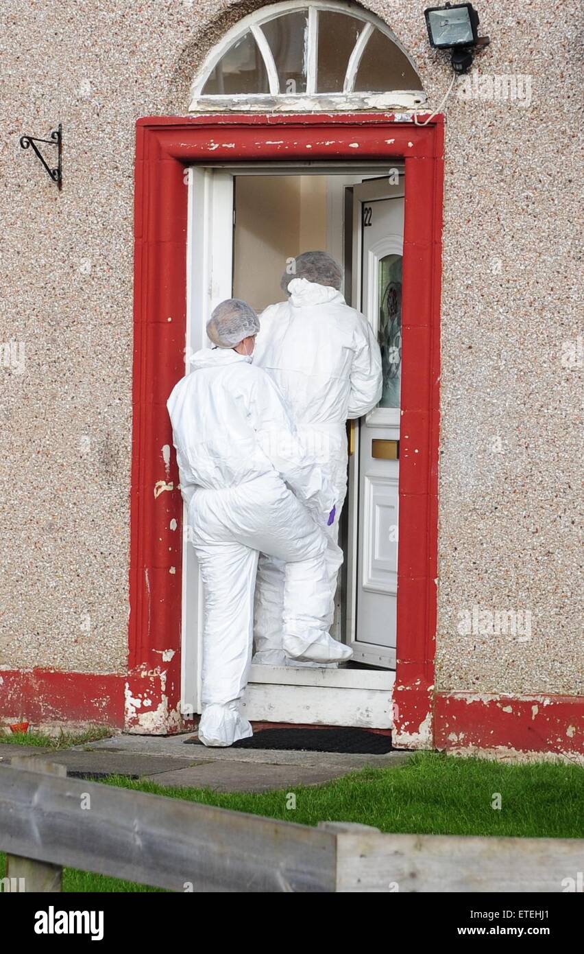 La polizia in Scozia a mantenere una presenza a 22 Parkhead Avenue, Longstone, Edimburgo, dopo un bambino è stato dichiarato morto nelle prime ore della mattina dalla polizia in Scozia. Nella foto è la polizia Scozia forensics frequentando la proprietà a riarsa Avenue di studiare ulteriormente la morte del bambino e i membri del pubblico che stabilisce i fiori al di fuori della casa di Edimburgo. Dotato di: polizia, atmosfera, pubblico, bambino, funzionari di polizia, vista in cui: Edimburgo, Regno Unito quando: 04 Feb 2015 Credit: WENN.com Foto Stock