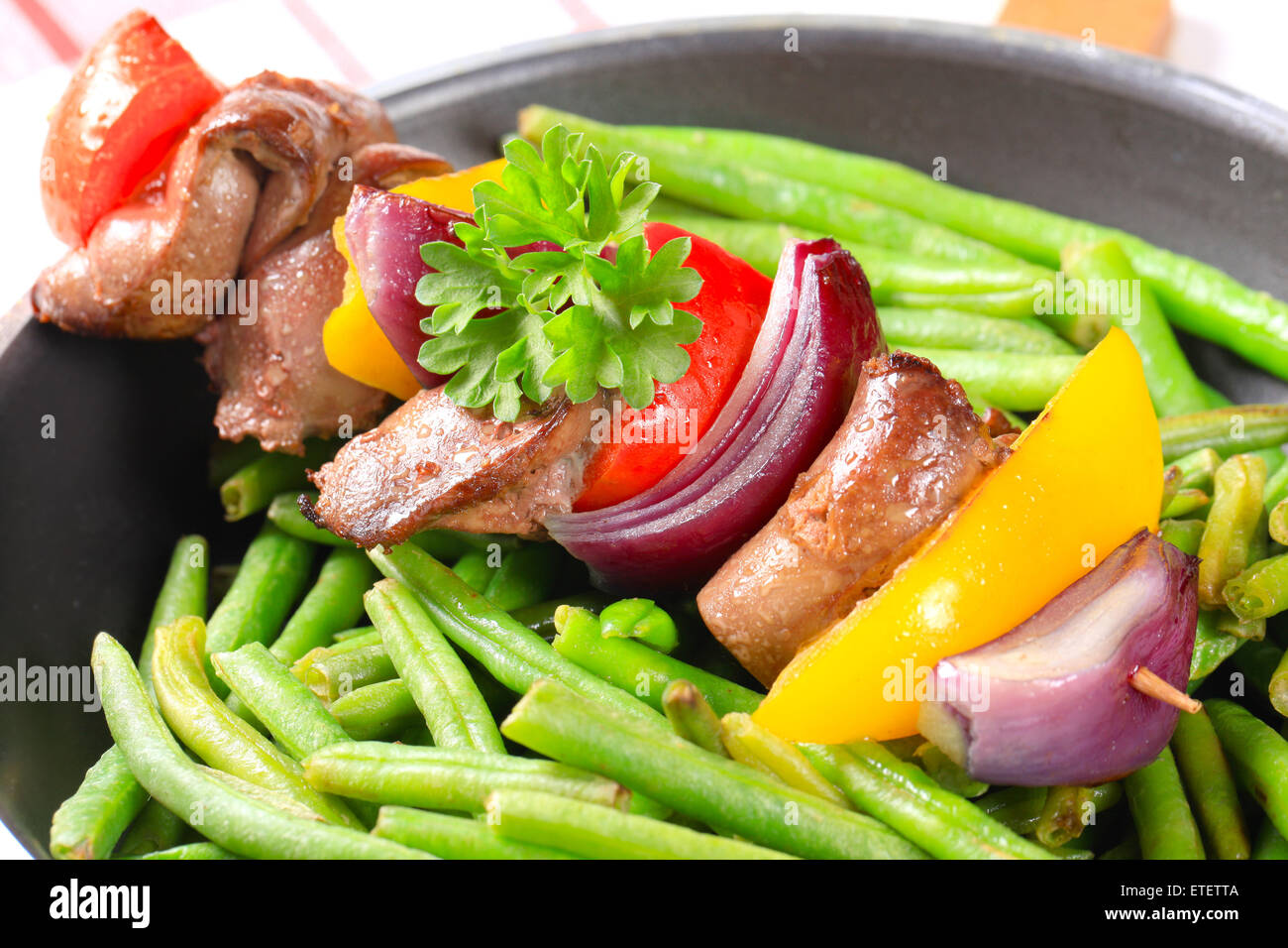 Spiedino di fegato con fagiolini in padella Foto Stock