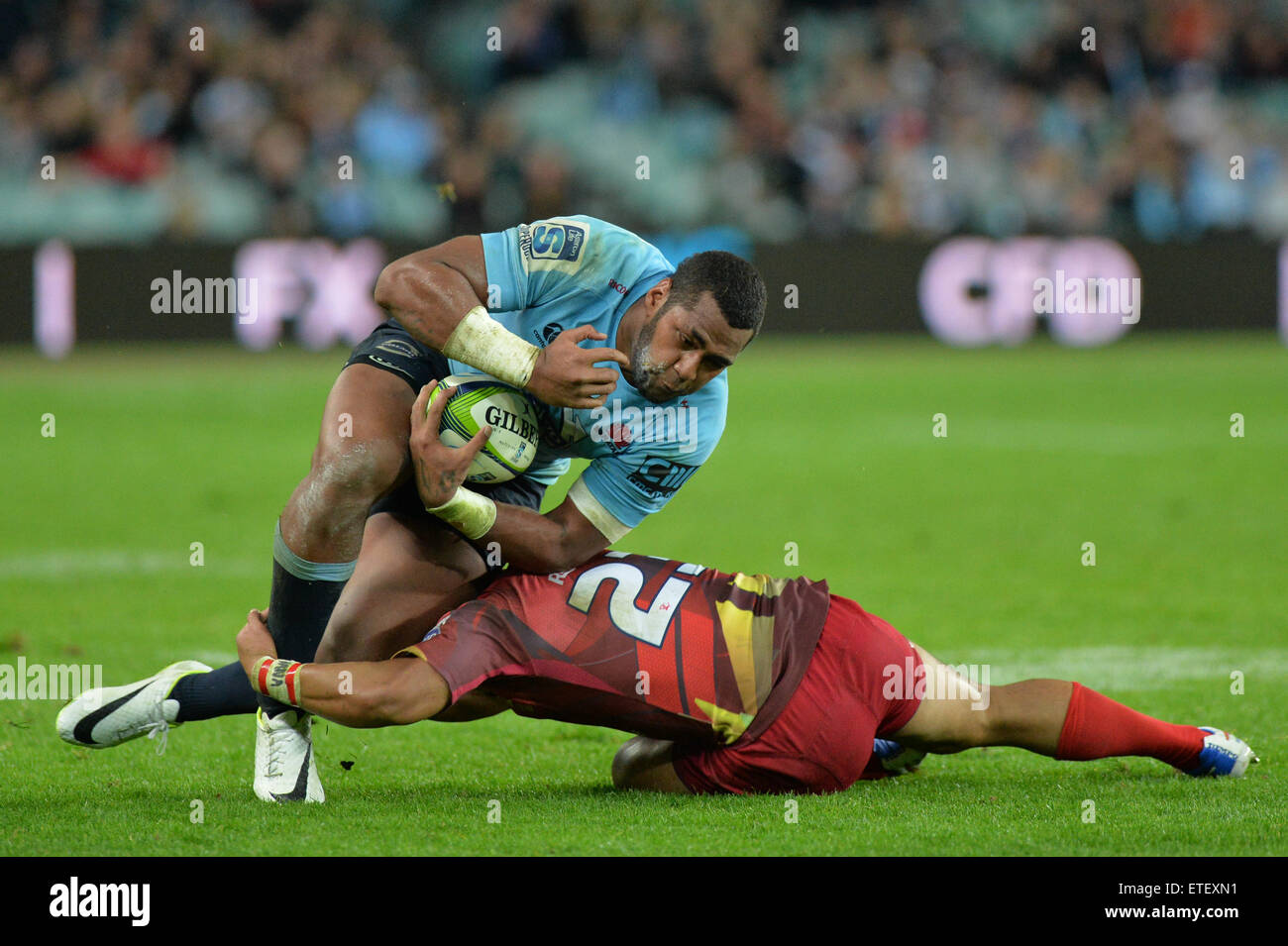 Sydney, Australia. Xiii Giugno, 2015. Super Rugby. NSW NSW Waratahs versus il Queensland Reds. Winger Waratahs Taqele Nayaravoro viene affrontato. Il Waratahs vinto 31-5. Credito: Azione Sport Plus/Alamy Live News Foto Stock