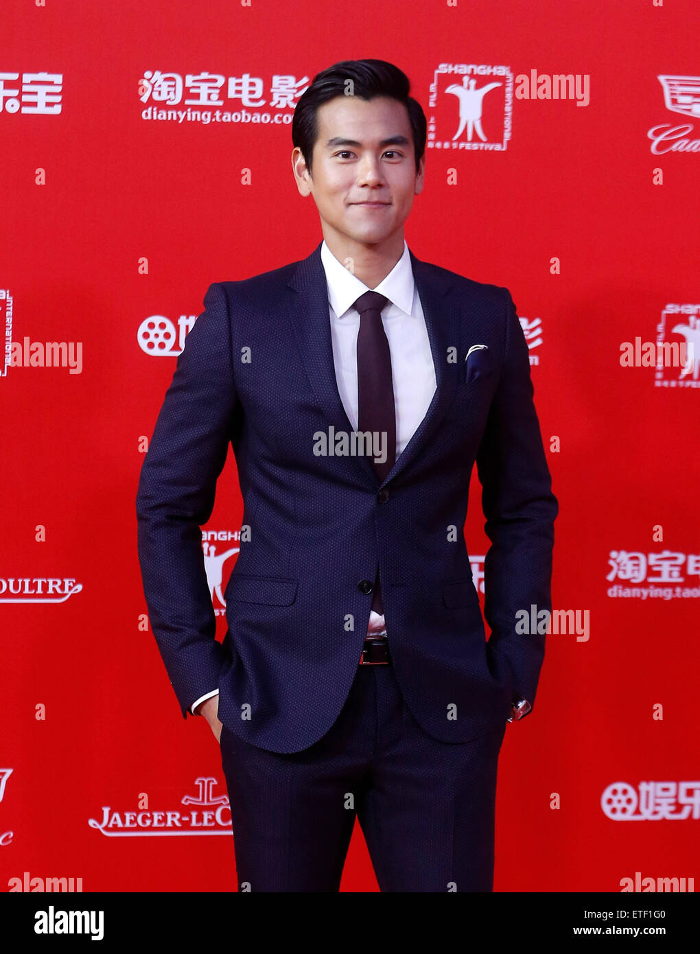 (150613) -- Shanghai, 13 giugno 2015 (Xinhua) -- attore Eddie Peng passeggiate il tappeto rosso al XVIII Shanghai International Film Festival di Shanghai, Cina orientale, Giugno 13, 2015. Il 9-day festival ha dato dei calci a fuori di sabato. (Xinhua/Ding Ting) (mp) Foto Stock