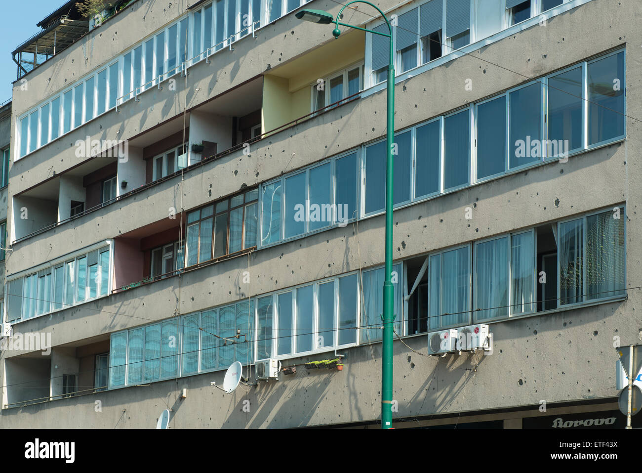 Un edificio con i segni di colpi di un braccio di fuoco sulle sue pareti a Sarajevo Foto Stock