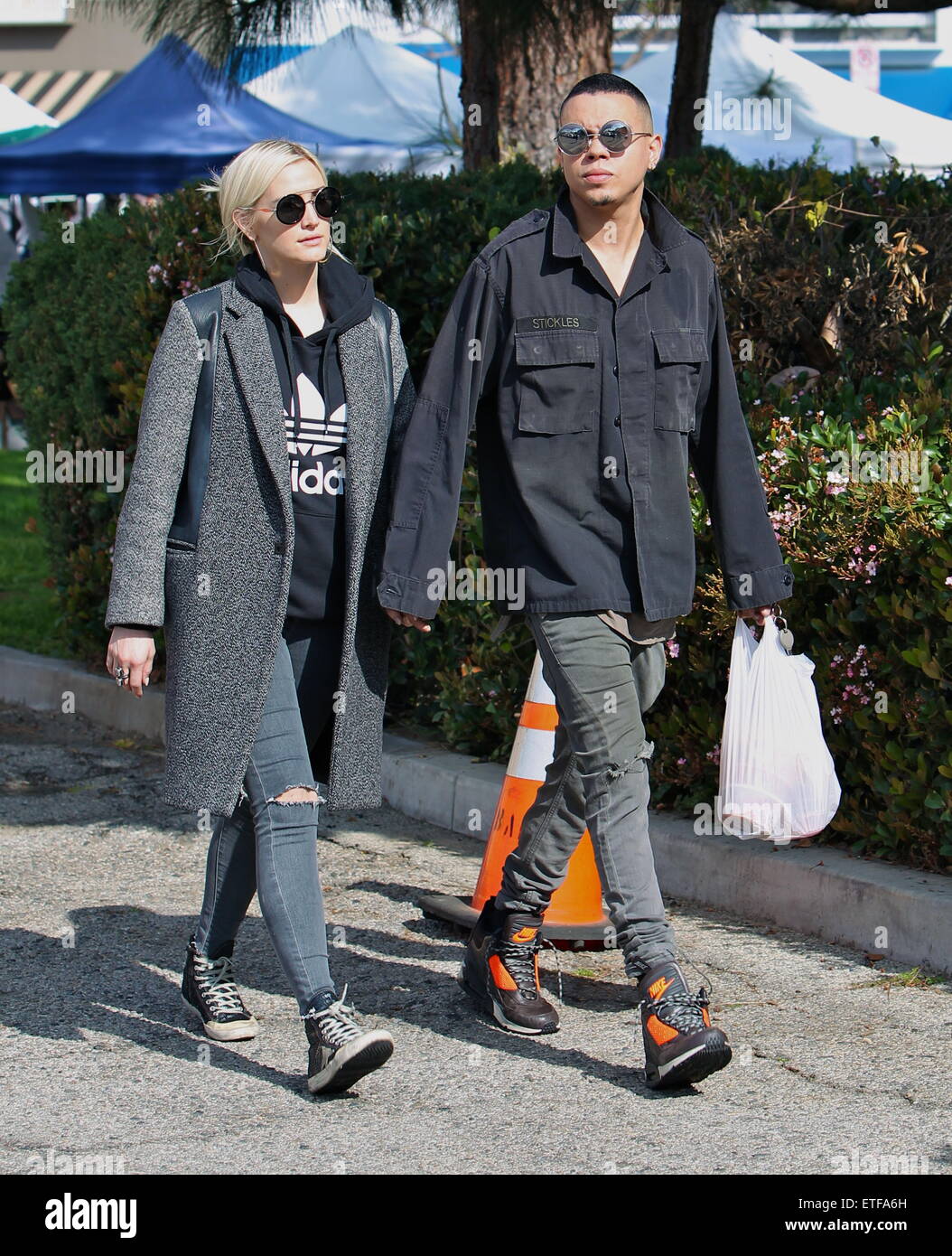 Ashlee Simpson e il marito Evan Ross tenendo le mani su una romantica gita presso lo Studio City Farmers Market dove hanno acquistato sei contenitori di salsa fresca. Indossava jeans strappati e adidas sport shirt sotto un grigio cappotto invernale mentre Evan indossava un mantello di combattimento con 'Ssolletica' come il tag name con: Ashlee Simpson, Evan Ross dove: Los Angeles, California, Stati Uniti quando: 08 Feb 2015 Credit: VALPO NNEWs/WENN.com Foto Stock