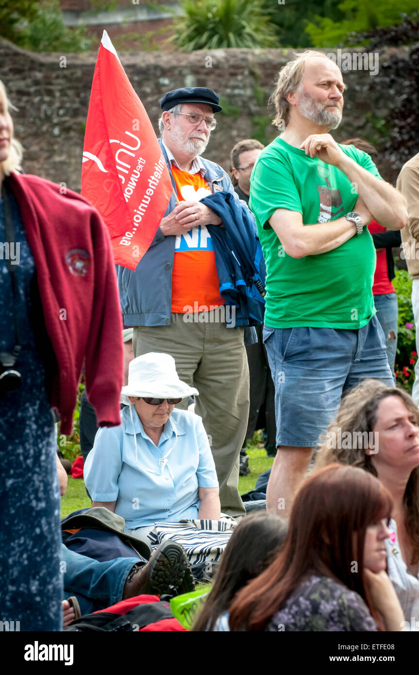 Exeter Devon, Regno Unito. Xiii Giugno, 2015. Rally stati ascolta i discorsi a Devon 'Fine austerità ORA!" Rally organizzati in giardini Northernhay, Exeter su Giugno 13th, 2015 a Exeter, UK Credit: Clive Chilvers/Alamy Live News Foto Stock