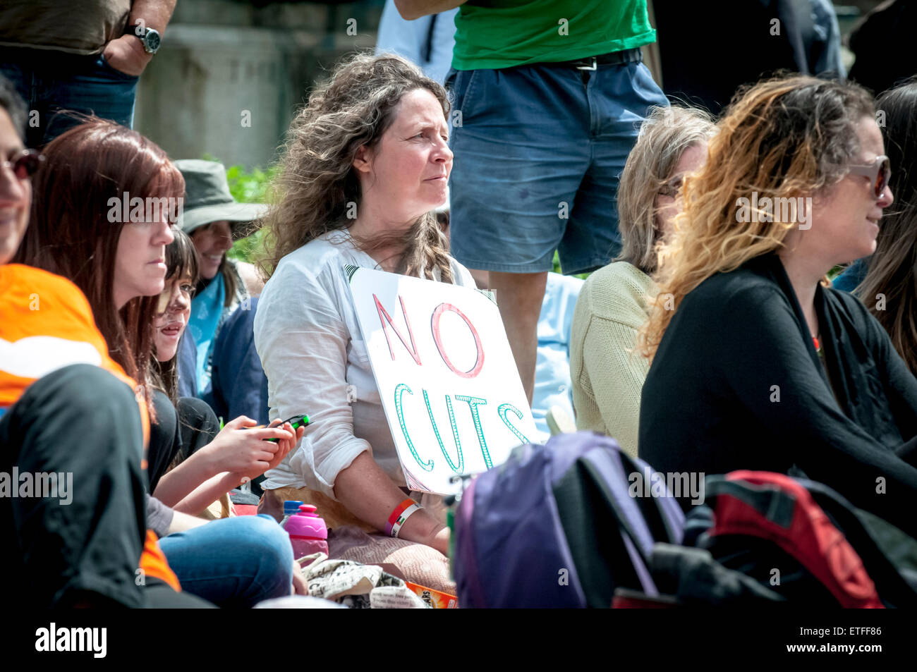 Exeter Devon, Regno Unito. Xiii Giugno, 2015. Donna che mantiene un Niente tagli sulla targhetta durante il Devon 'Fine austerità ORA!" Rally organizzati in giardini Northernhay, Exeter su Giugno 13th, 2015 a Exeter, UK Credit: Clive Chilvers/Alamy Live News Foto Stock