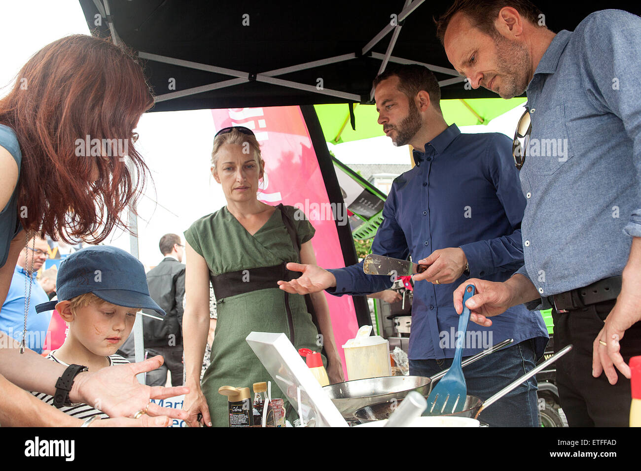 Hilleroed, Danimarca, Giugno 13th, 2015: danese Morten Ostergaard (Vice PM) (L) e Martin Lidegaard (Ministro degli Esteri), entrambi Radikal Venstre, (leggere: Il Sociale liberale) rende pancake per gli elettori in Hilleroed come parte della campagna elettorale Credito: OJPHOTOS/Alamy Live News Foto Stock