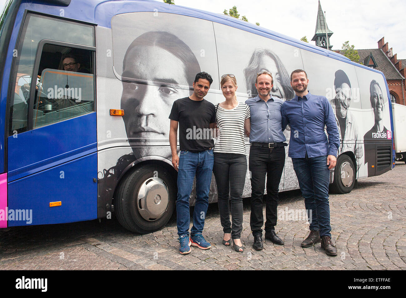 Hilleroed, Danimarca, Giugno 13th, 2015: il danese Venstre Radikal (leggere: Il Sociale liberale) leadership pone di fronte la loro campagna bus: da R a L: Morten Ostergaard (Vice PM), Martin Lidegaard (Ministro degli Esteri), Sofie Carsten Nielsen (ministro, istruzione) e Manu Sareen (ministro, Sociale) Credito: OJPHOTOS/Alamy Live News Foto Stock
