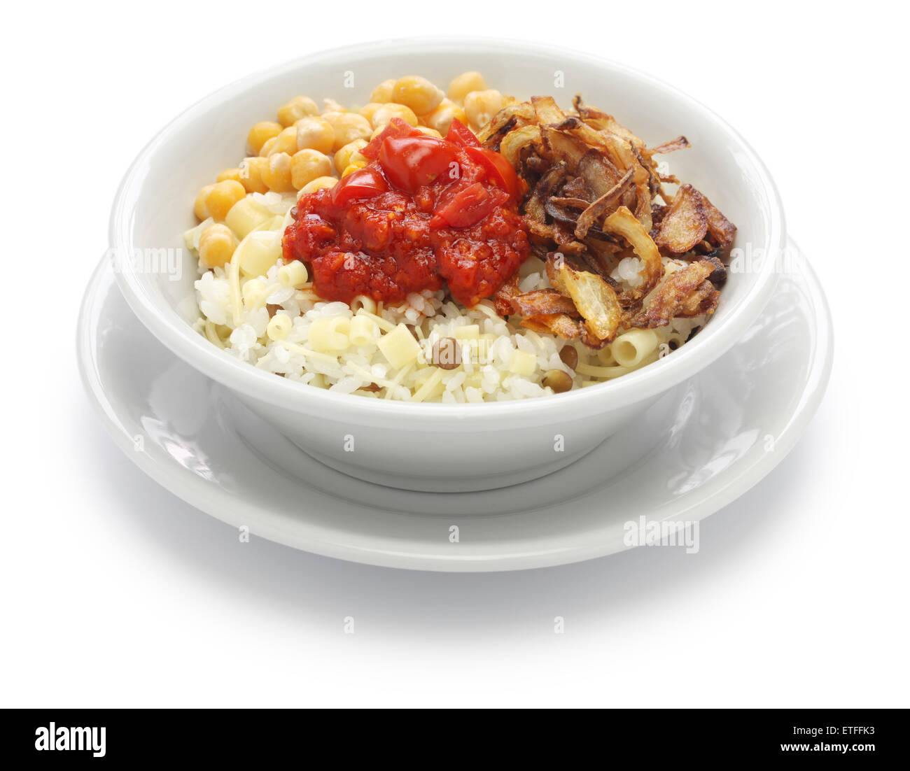 Kushari, koshari, cibo egiziano isolati su sfondo bianco Foto Stock