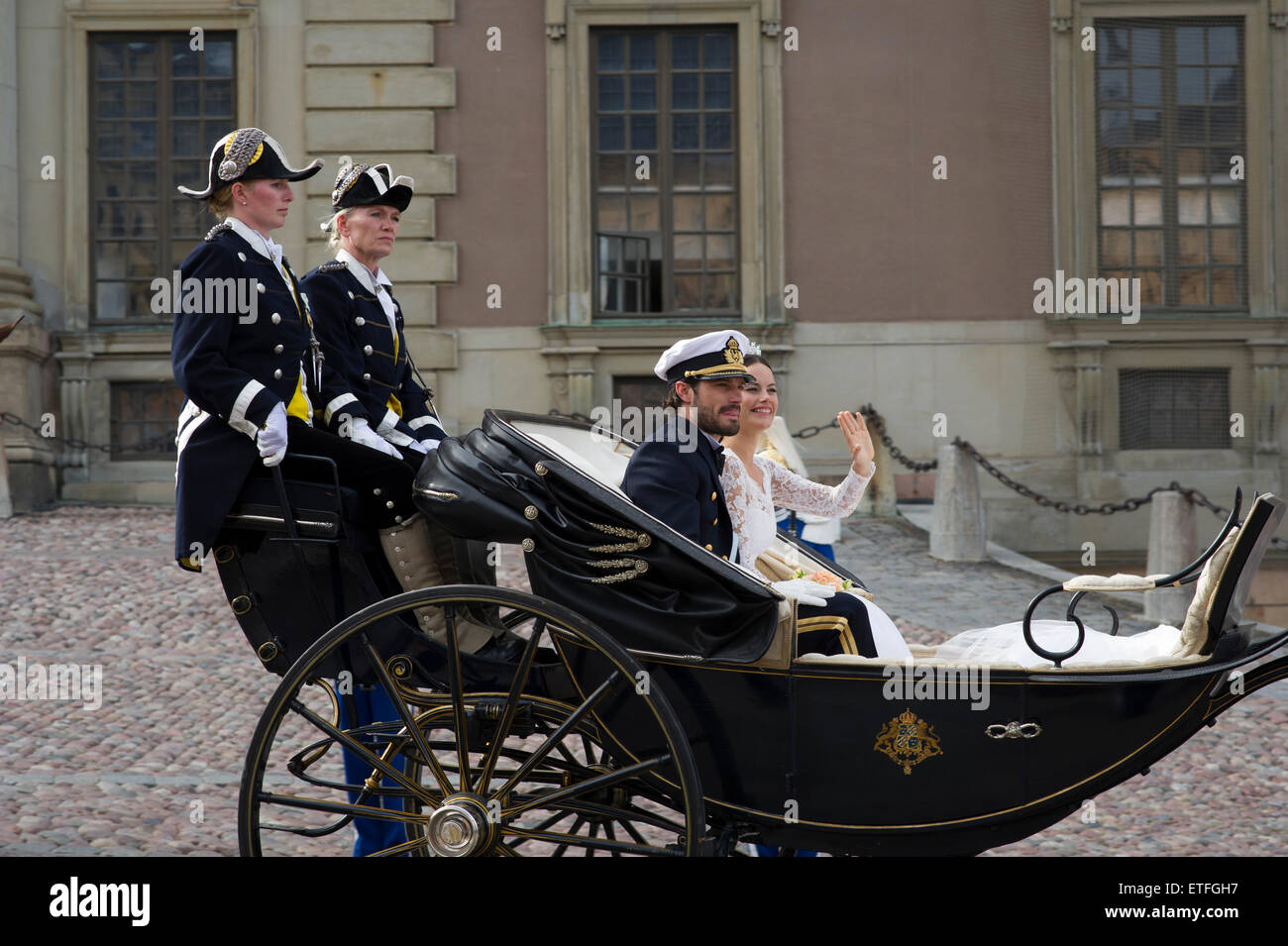 Stoccolma, Svezia, 13 giugno 2015. Il matrimonio di S.A.R. il principe carl philip e principessa sofia, Svezia. S.A.R. il principe carl philip e la principessa sofia sono lasciando la cappella reale dal carrello. il corteo passa attraverso Stoccolma. Credito: barbro bergfeldt/alamy live news Foto Stock