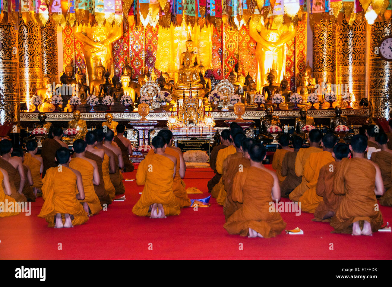 Asia. Thailandia Chiang Mai. Wat Phra Singh. I monaci la preghiera. Foto Stock