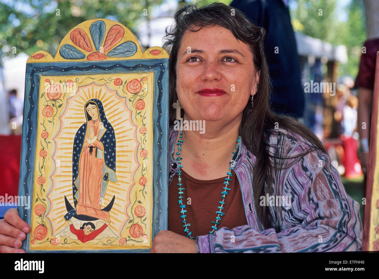 Ellen Chavez de Lietner, un nuovo Messico artista specializzato in tradizionale stile coloniale spagnolo arte, visualizza il suo retablo raffigurante Foto Stock