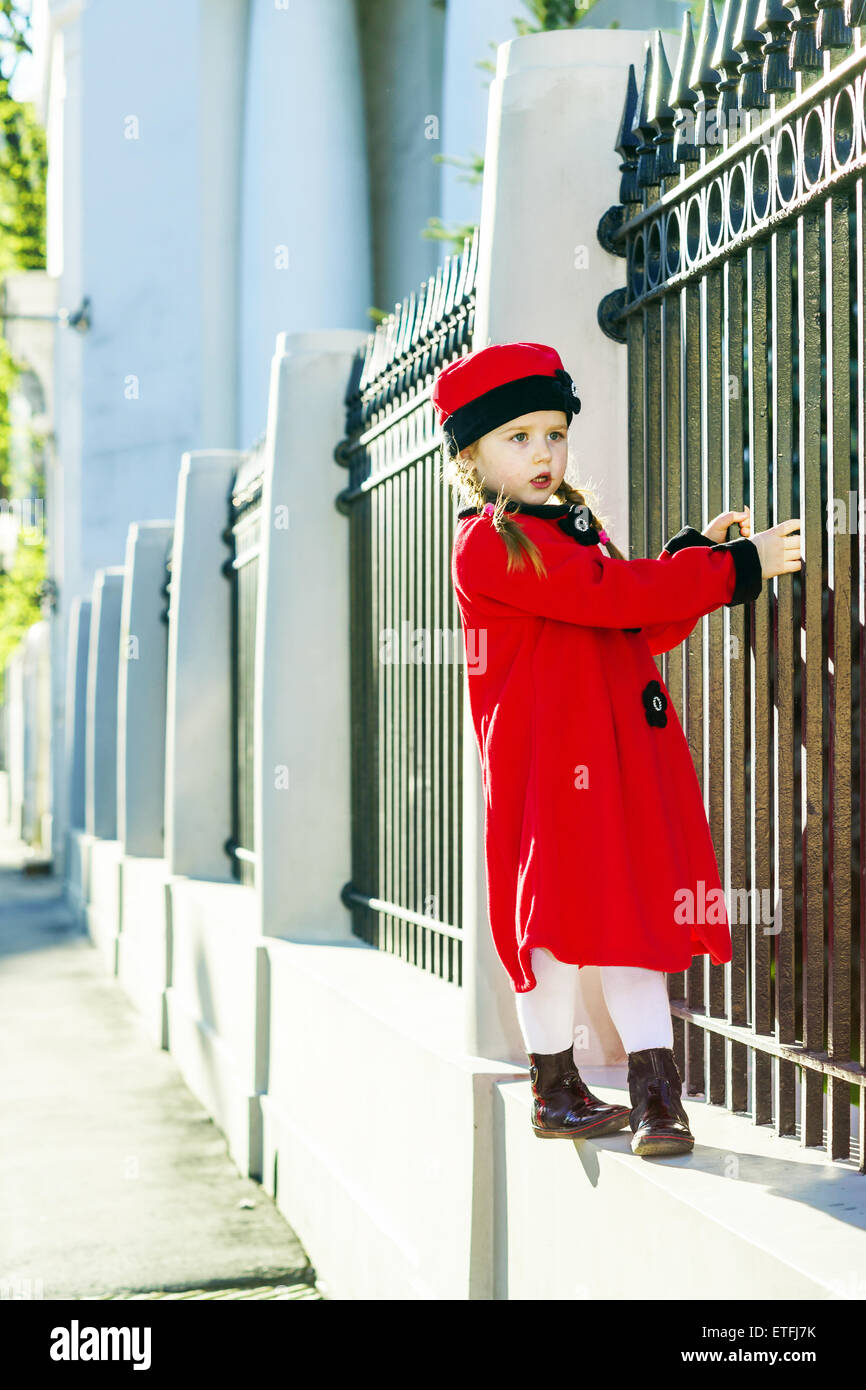 Carino bambina vestito in vecchio stile a ricoprire in posa sulla strada, la giornata di sole Foto Stock