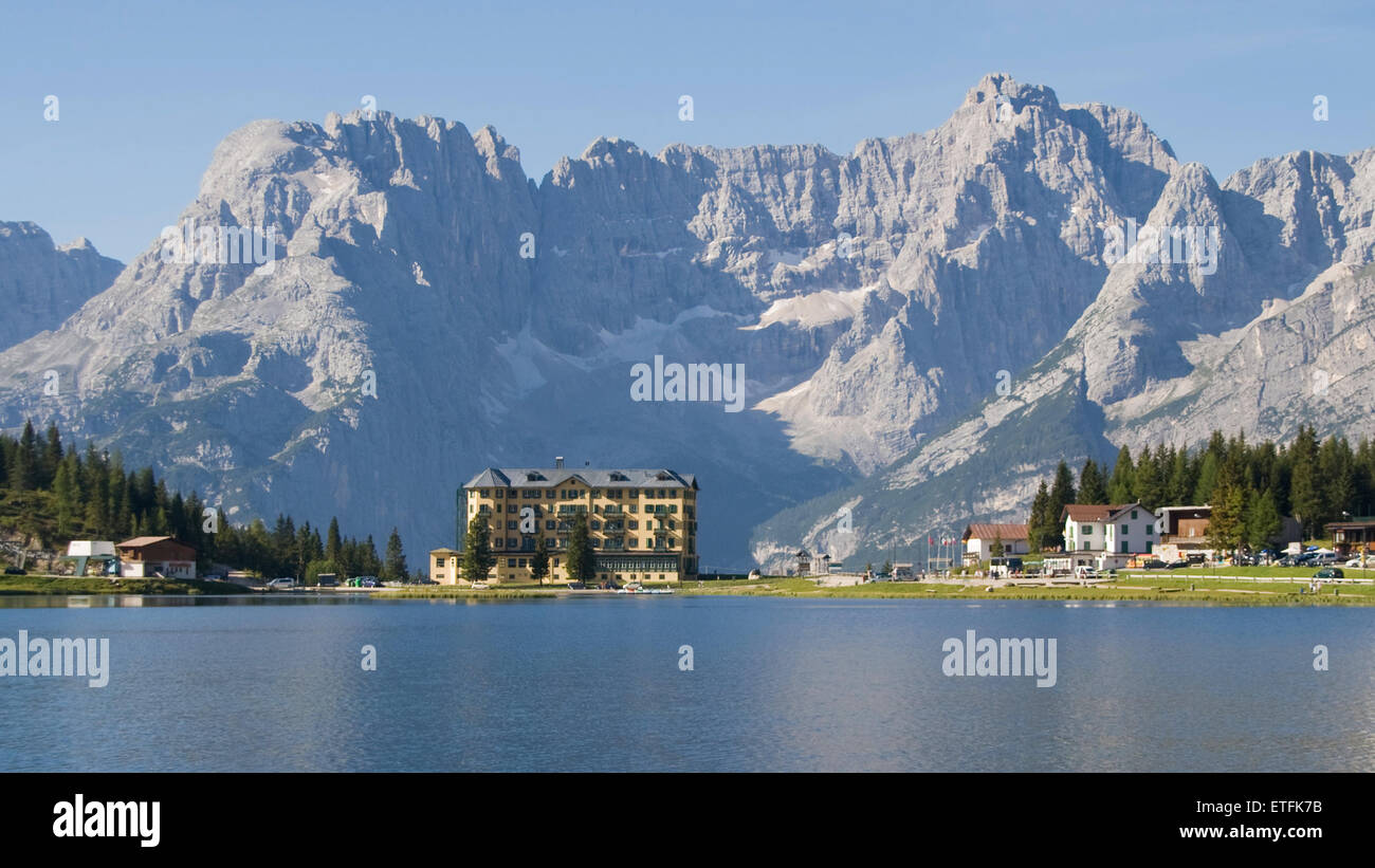Lago di Misurina con il monte Sorapis in background in Dolomiti, Italia. Foto Stock
