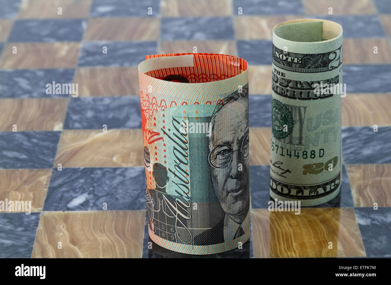 Americani e Australiani denaro stare sulla scacchiera riflettono i temi degli investimenti globali e partner commerciali in tutto il mondo del commercio, Foto Stock