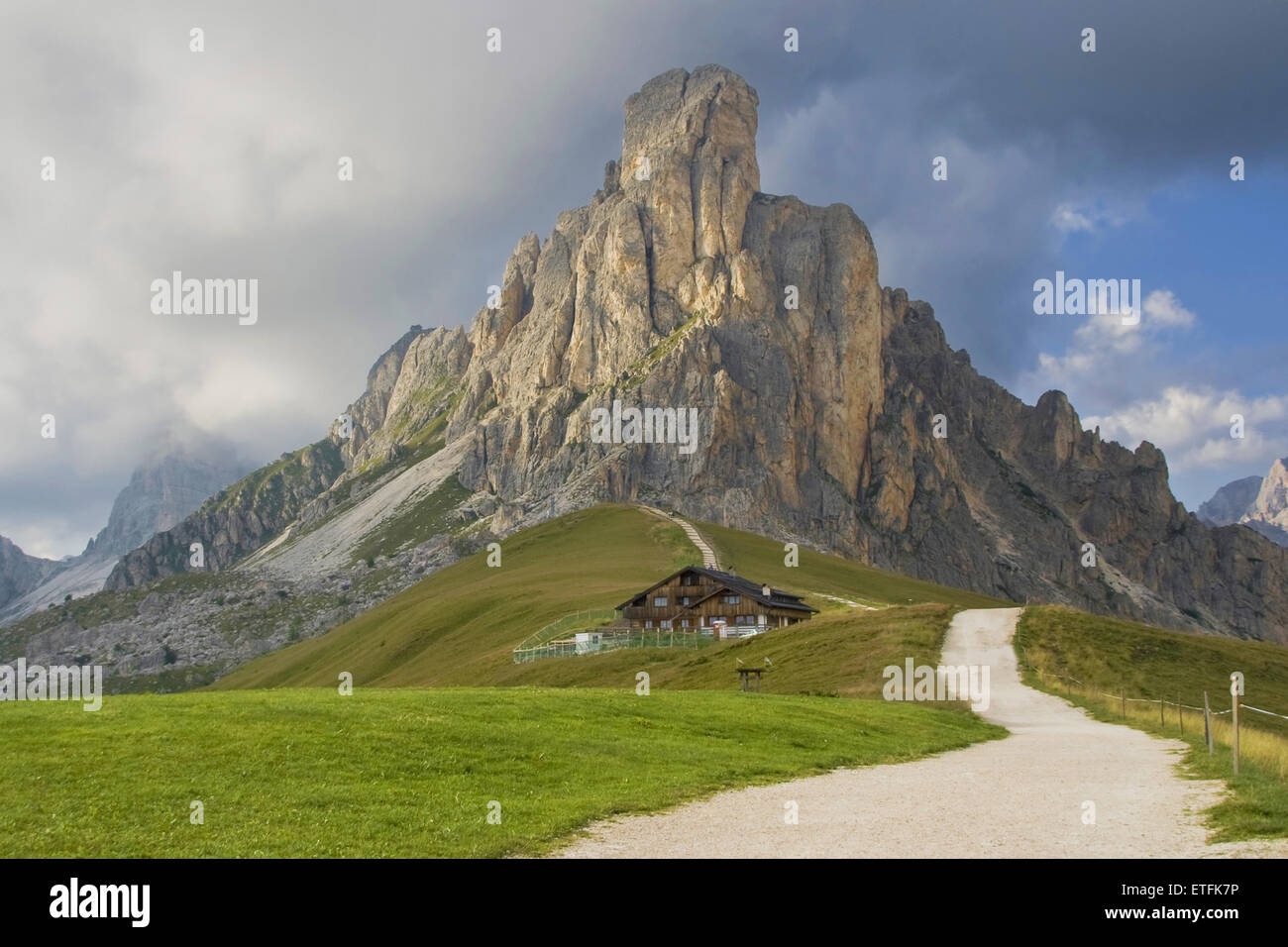 Il Giau Passo di montagna con il maestoso Gusela del Nuvolau in background, Dolomiti, Italia. Foto Stock