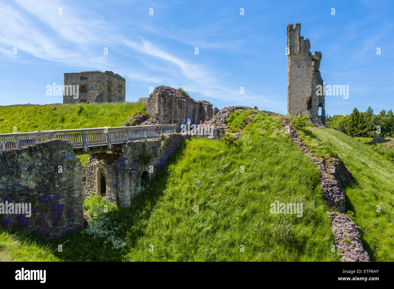 Le rovine del medievale castello di Helmsley, Helmsley, North Yorkshire, Inghilterra, Regno Unito Foto Stock